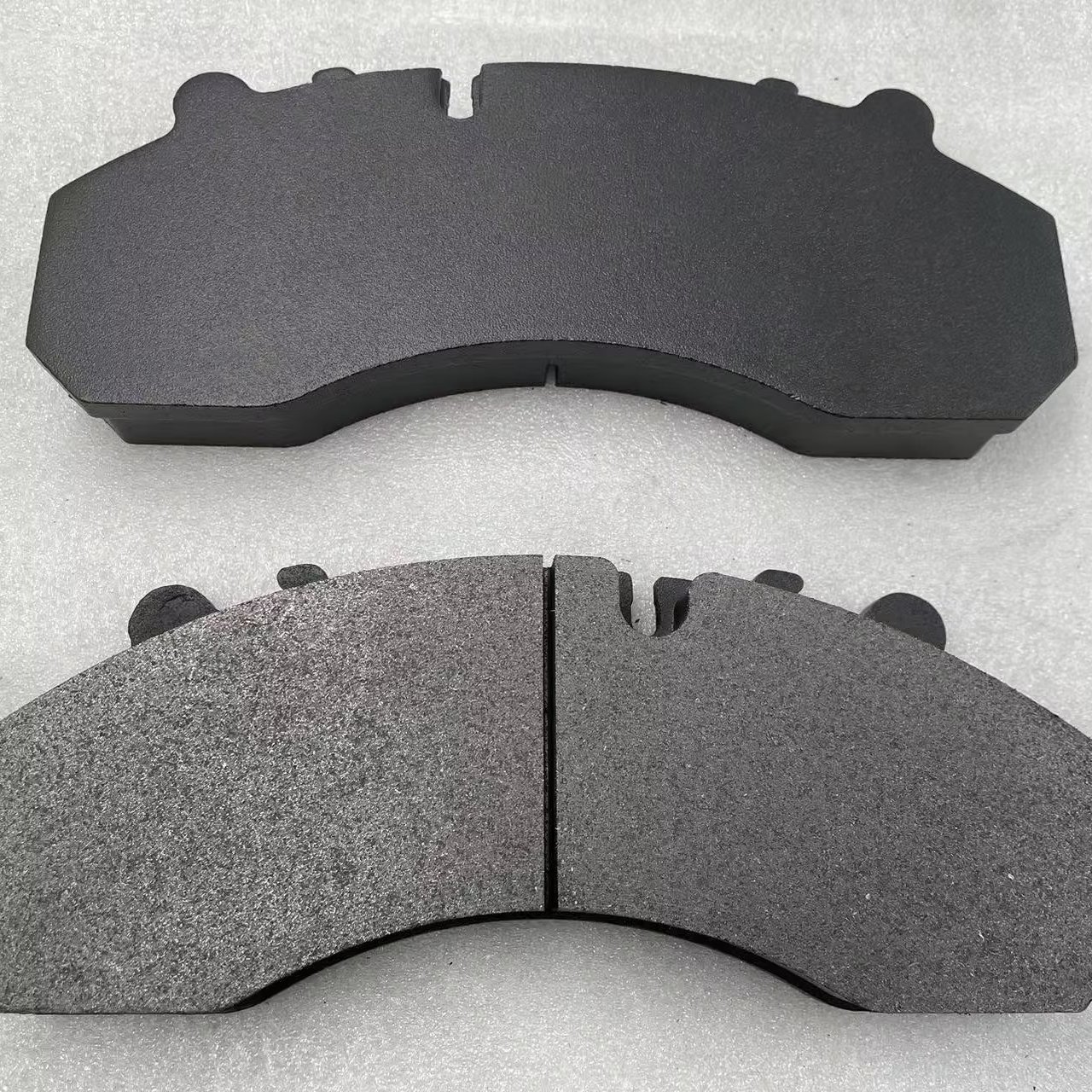 High Quality WG9100443050 WG9100444150 Brake pad SINOTRUK HOWO 07 A7 Front Brake Pad Non-asbestos Emark Certificated
