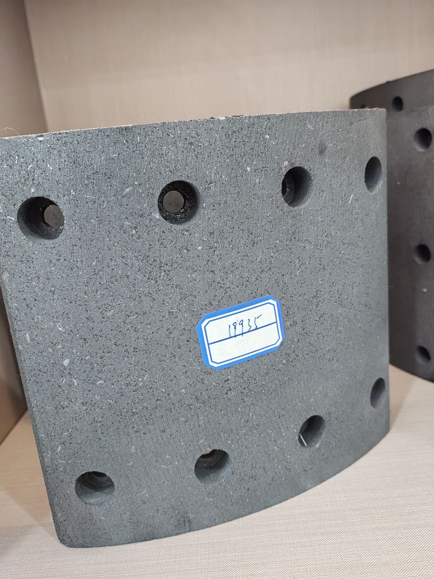 China Professional Truck Brake Lining Manufacturer 4702 Brake Shoe Lining for American Trucks Hino 700 Brake Shoes