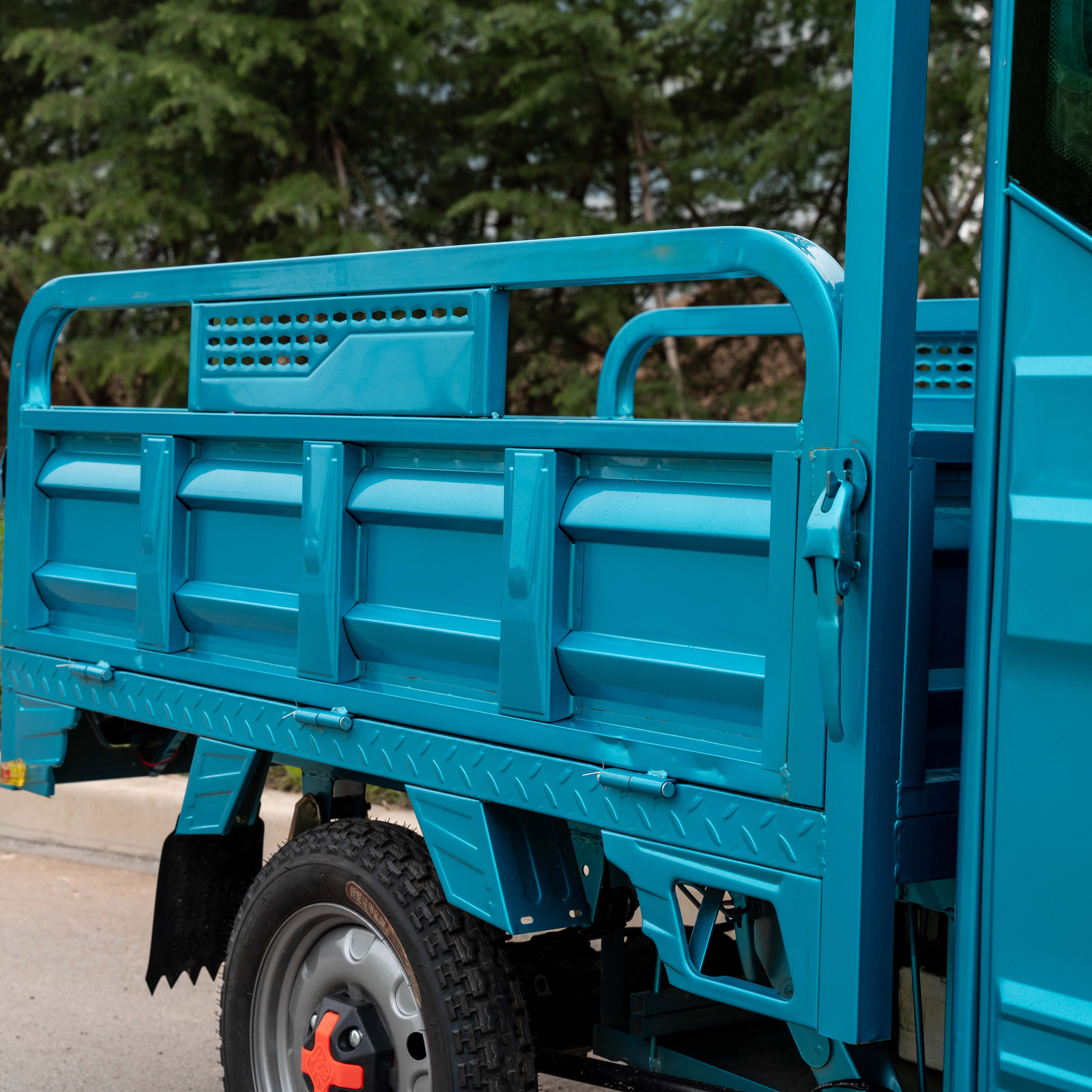 Yijin Electric Chinese Tricycle Rally Heavy Cargo Hydraulic Elevator Tricycle Electric Cargo Enclosed Closed Cab