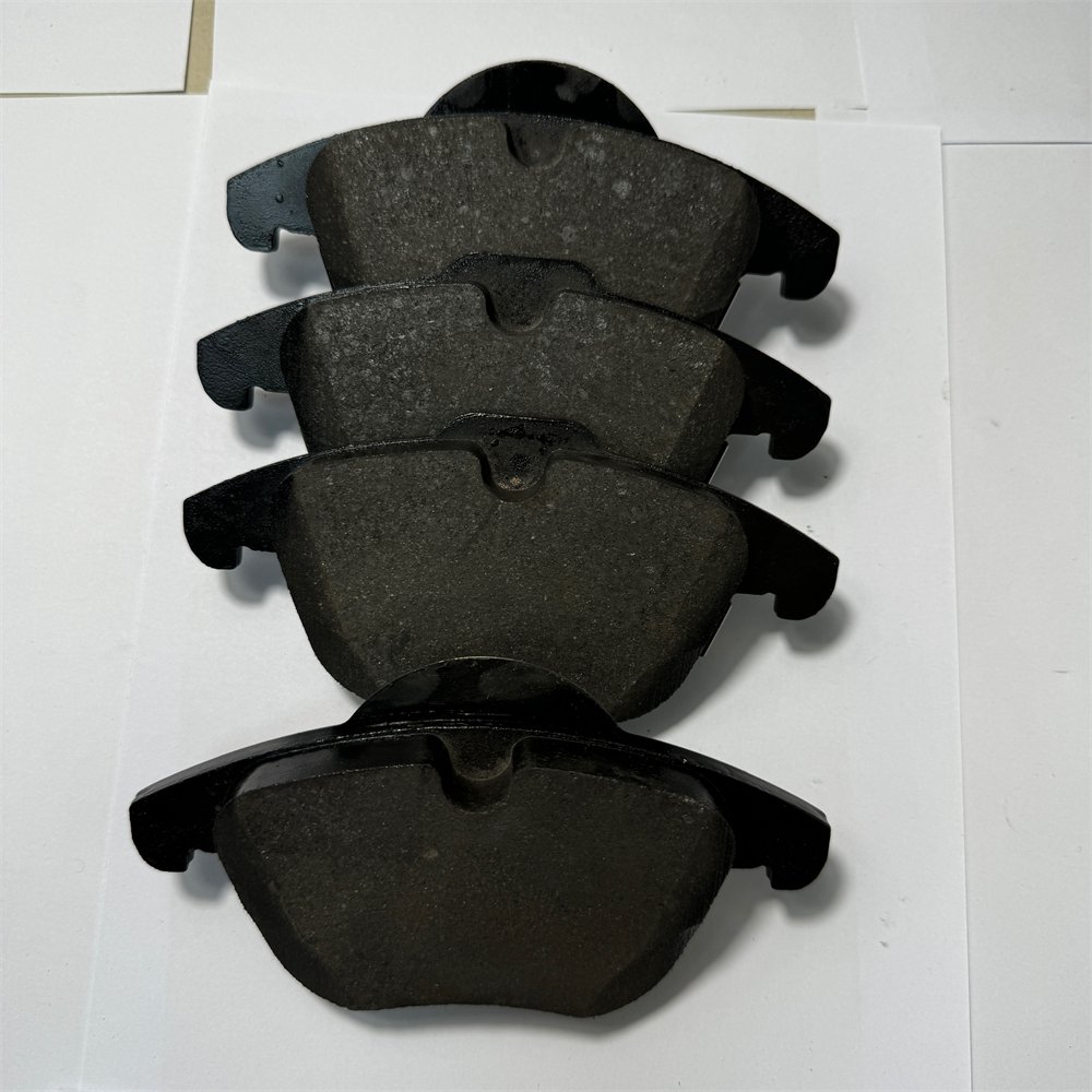 Best LR134693 Front Brake Pads Auto Parts Rear Brake Pads Set for Sale