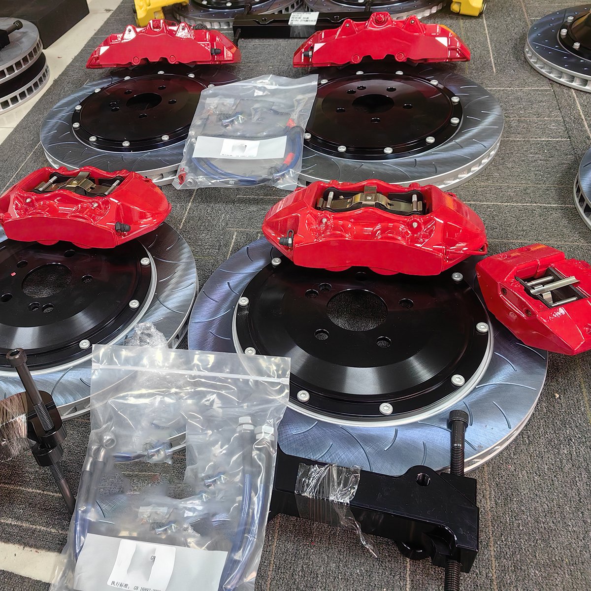 Tuning Brake Systems Racing Brake Caliper Big 8 Piston Brake in Red with Drilled Slotted Disc for Ghibli Levante MC20 GT Series