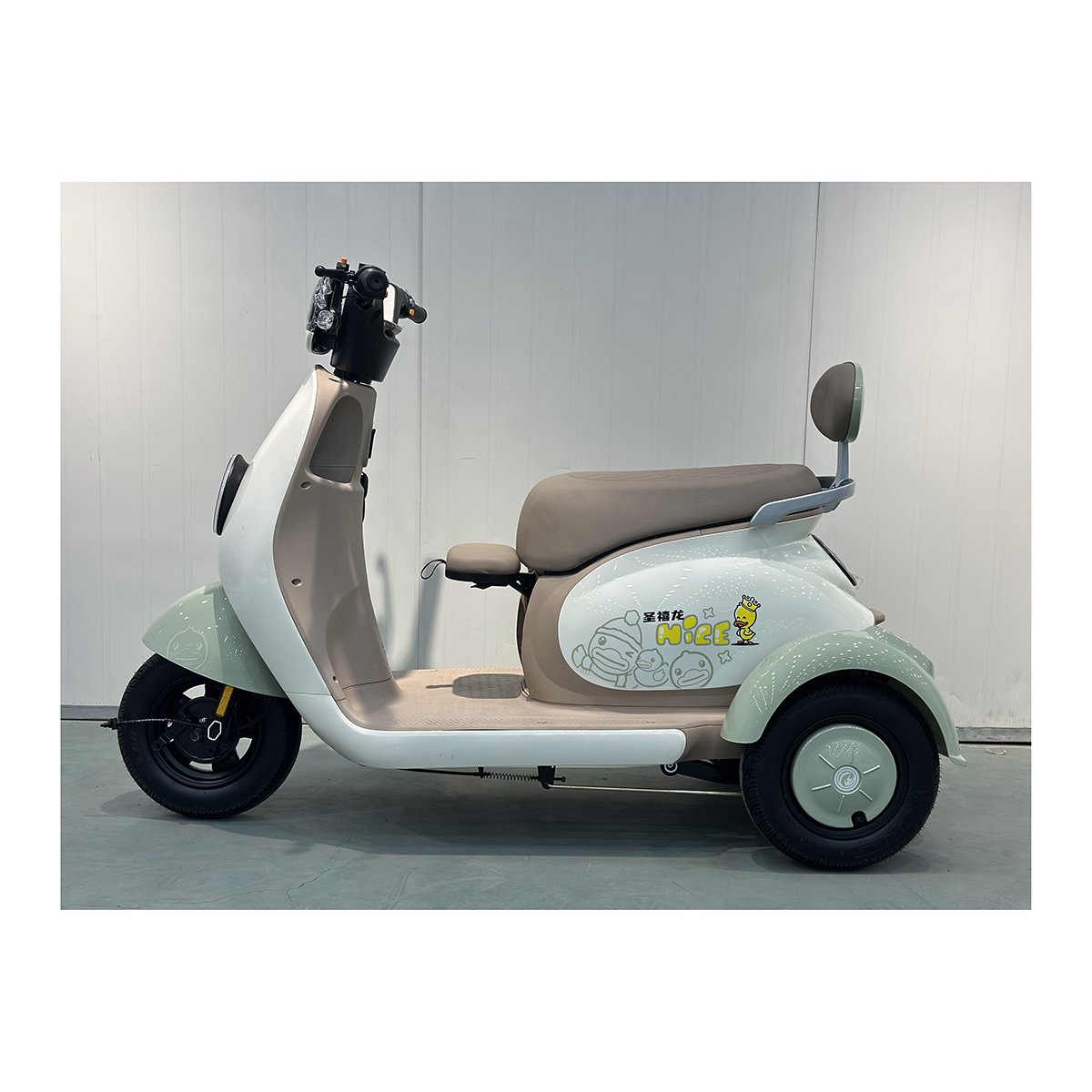Bespoke Manufacturing Mini Bus Passenger Cold Room Essence Cargaison E Bike 3 Wheel Adults Tricycles Vehicle Electric Tricycle