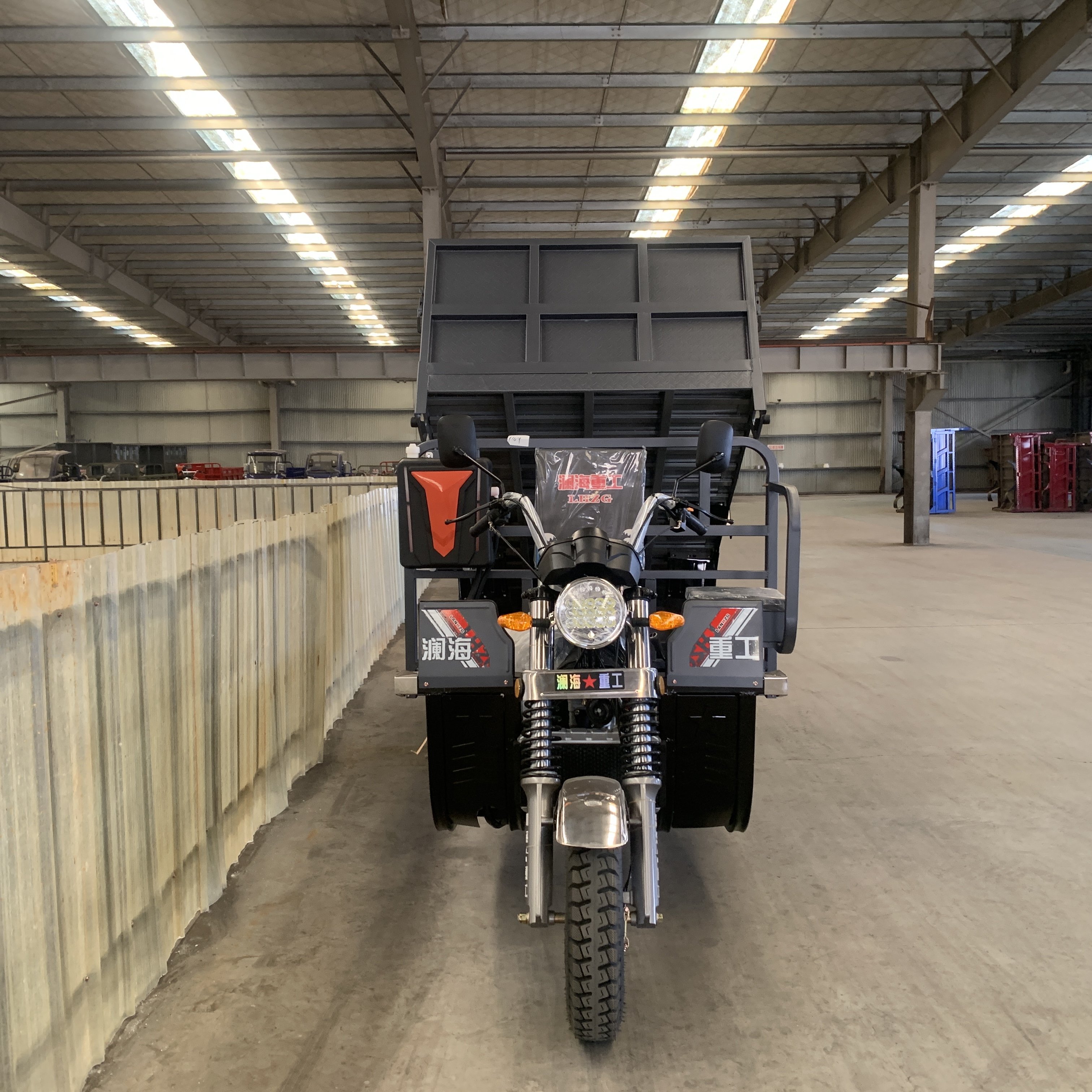 China WANGHU Brand Gas Motor Scooters for Sale Outport Model 200cc Gasoline Engine Motorized Truck Cargo Tricycle Motorcycle