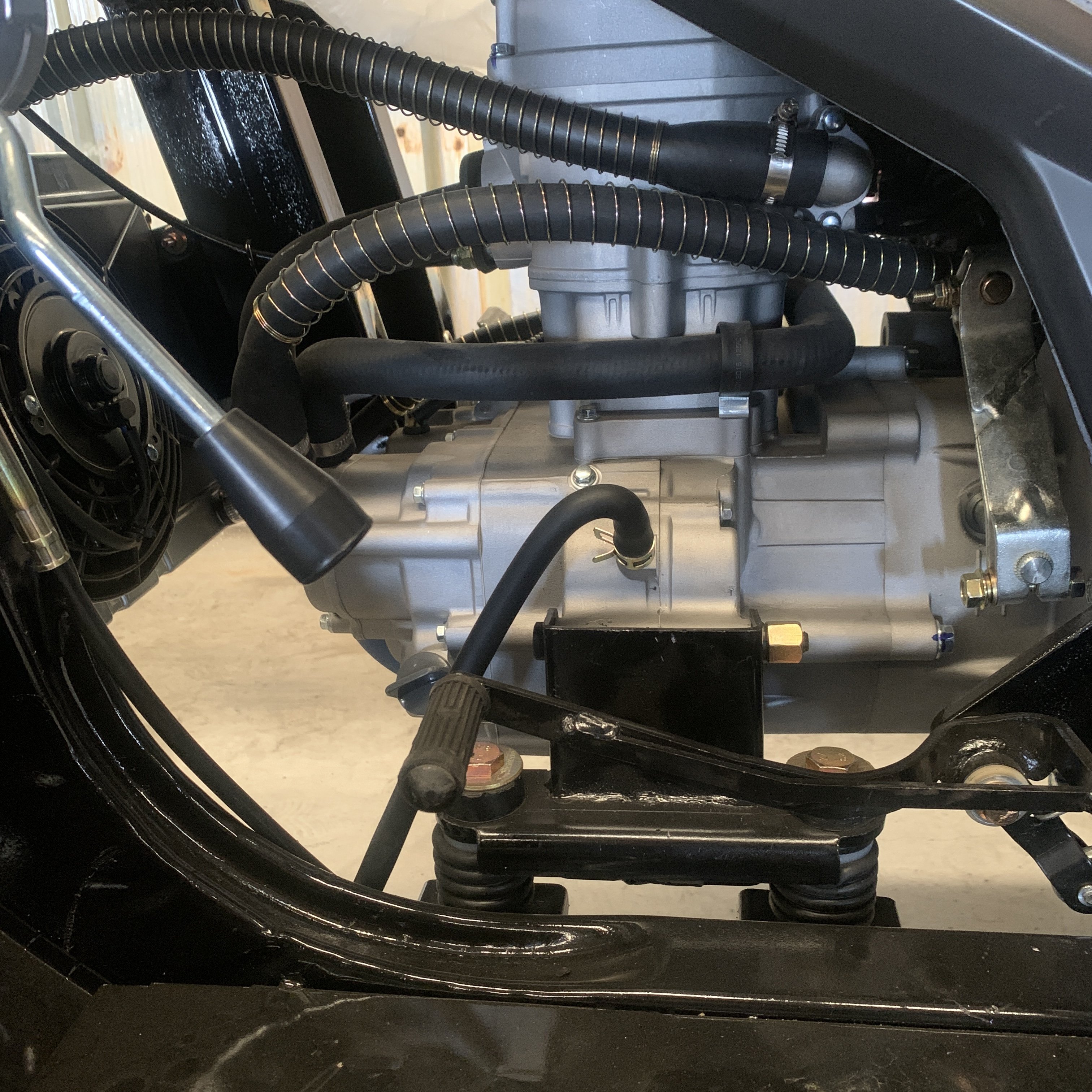 China WANGHU Brand Gas Motor Scooters for Sale Outport Model 200cc Gasoline Engine Motorized Truck Cargo Tricycle Motorcycle