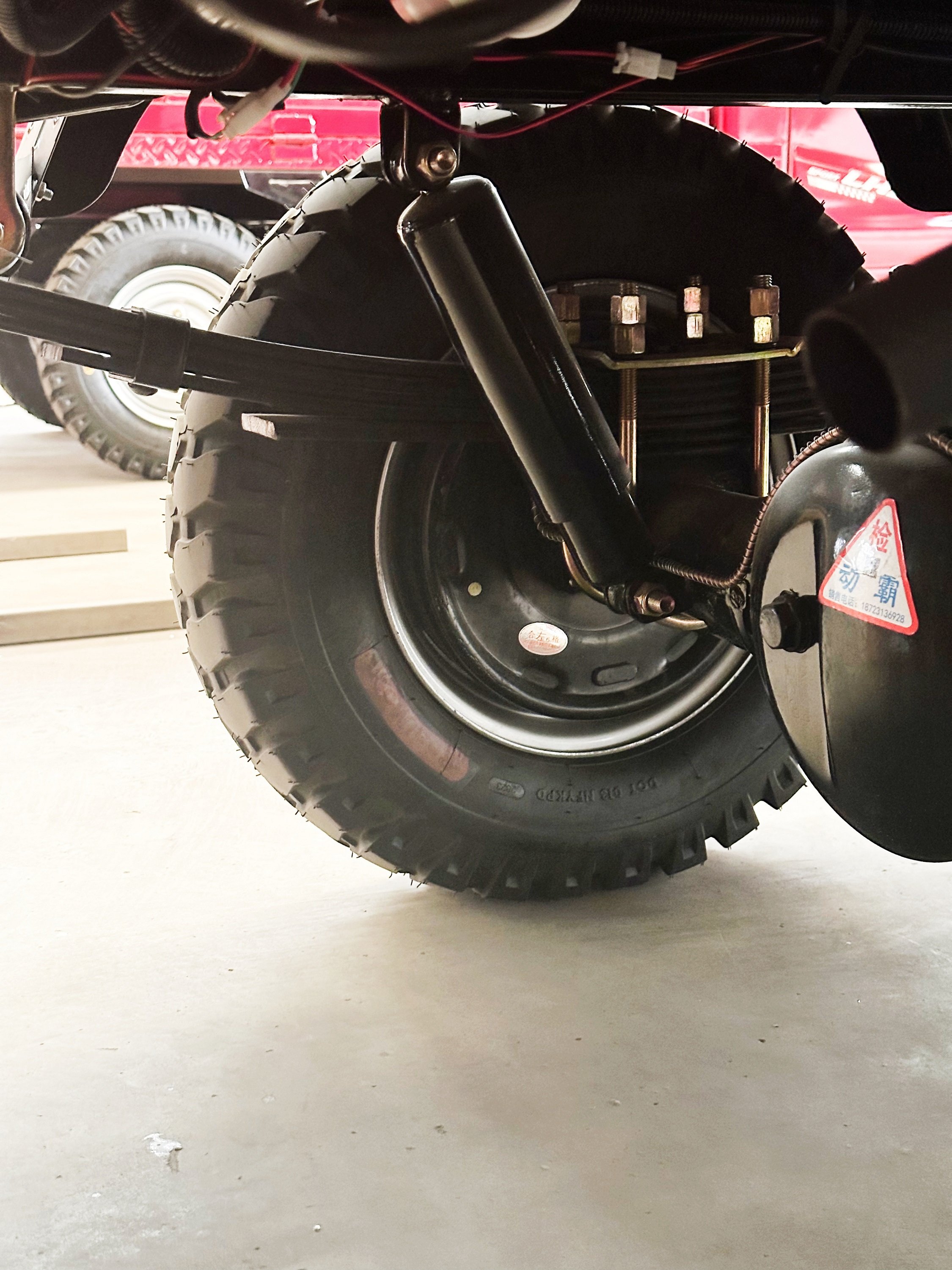 Passenger Tricycle With Cabin Hydraulic Elevator Tricycle Motorcycle Petrol 200cc Water-cooled Engine Tricycle