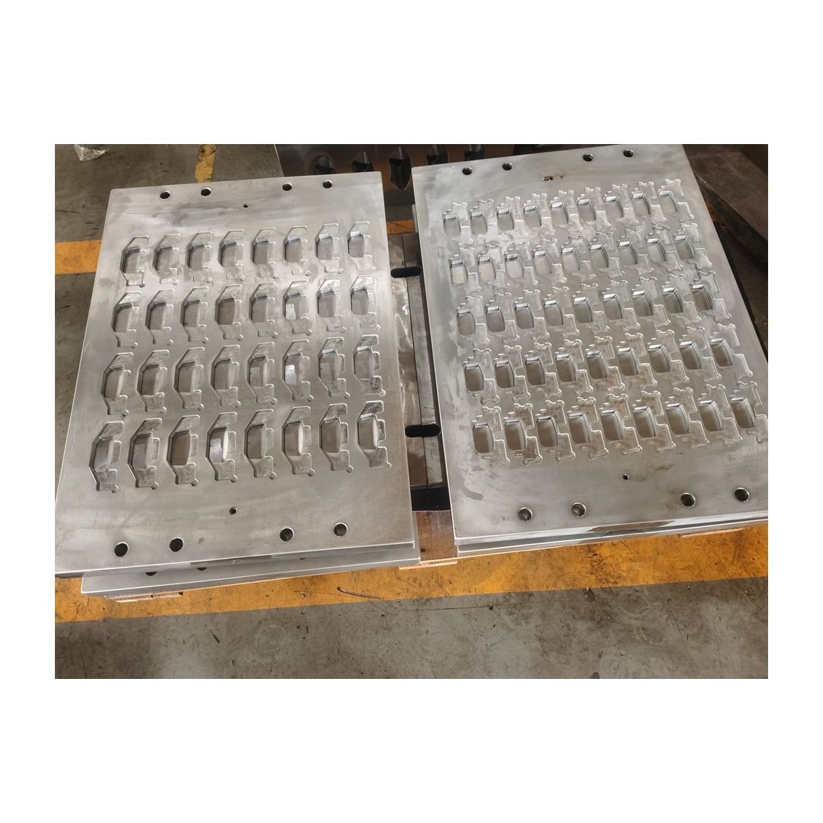 China Manufacture Motorcycle Disc Brake Pad Hot Pressing Mould Motorcycle Disc Brake