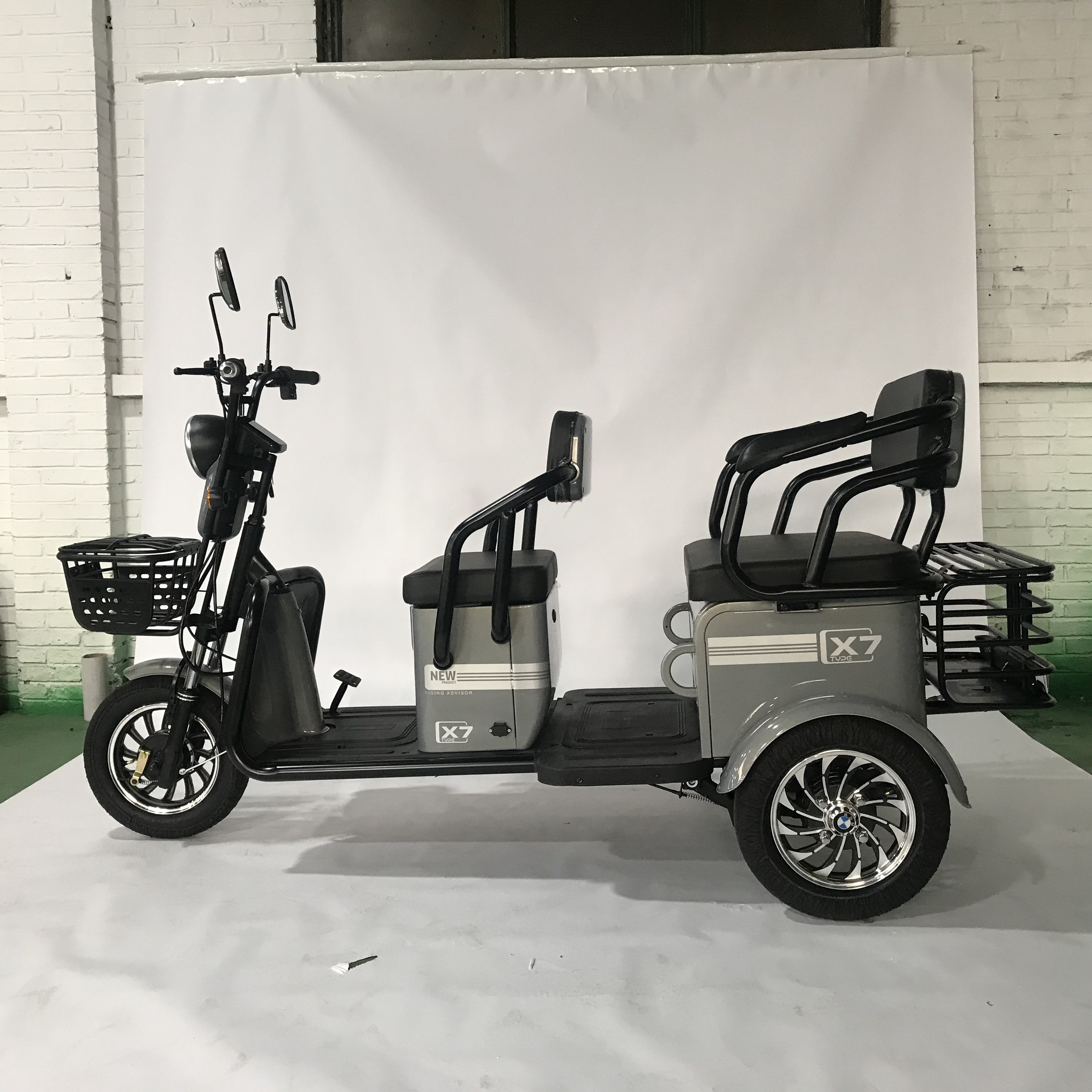 2024 Fashionable Highlight Headlights Three Wheel Comfortable Armrest Tricicle Electric Tricycle for Sale
