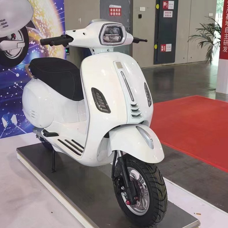Factory Vespa Electric Scooter 60V 1200W 1500W New Design Electric Motorcycles Adult
