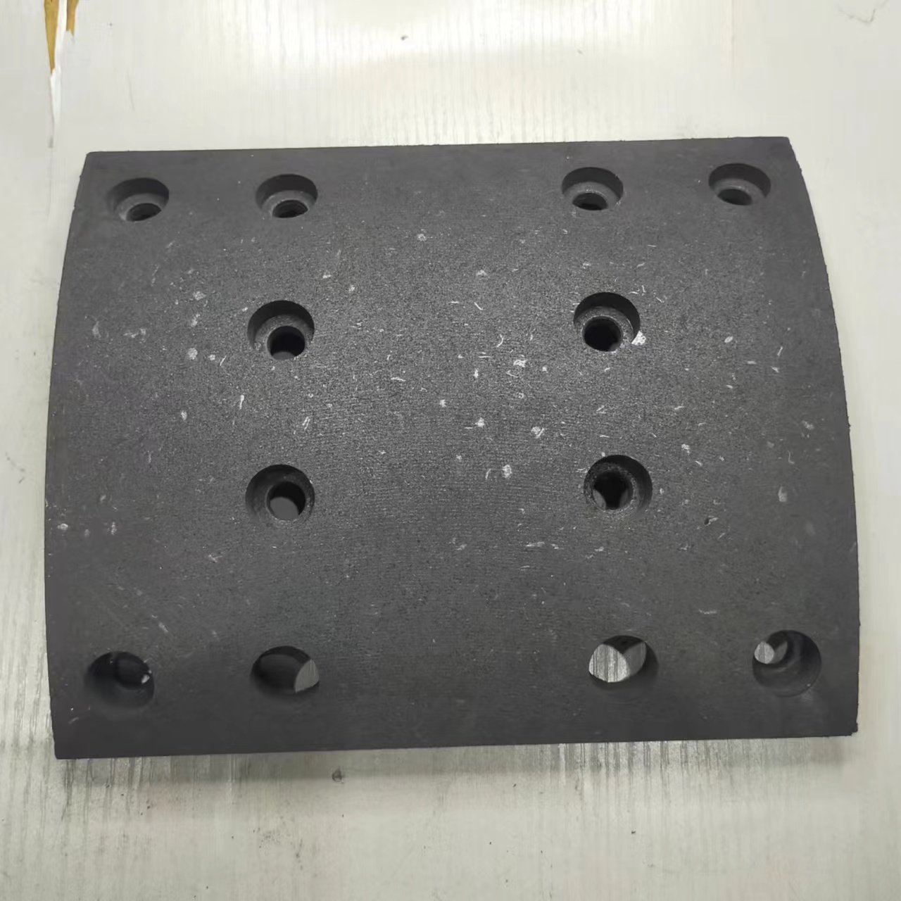 Sinotruck Howo High Quality New Rear Brake Lining WVA 9231342068 14 Holes Factory Direct Sales for Truck Brake Systems
