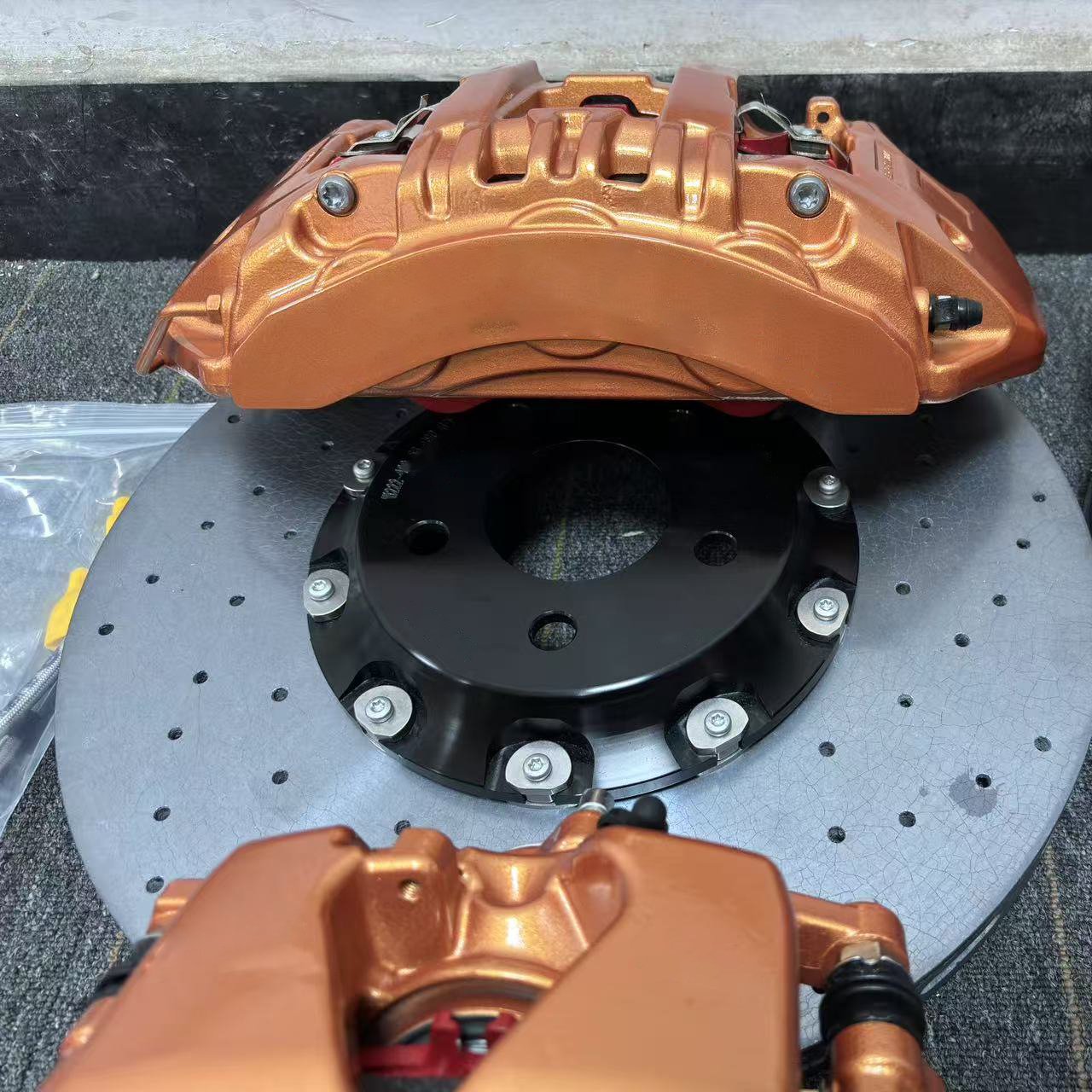 Sports Car Customization:Big Brake Kit Carbon Ceramic Brake Disc 6-piston Caliper, Rear 1 Pot Can Brake System Enhancement