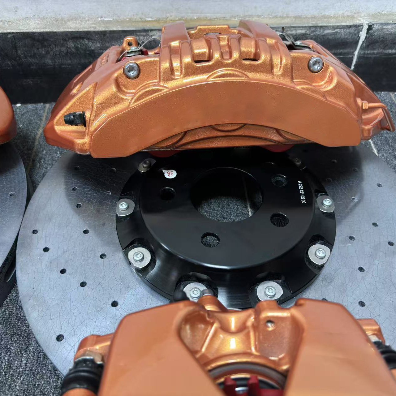 Sports Car Customization:Big Brake Kit Carbon Ceramic Brake Disc 6-piston Caliper, Rear 1 Pot Can Brake System Enhancement
