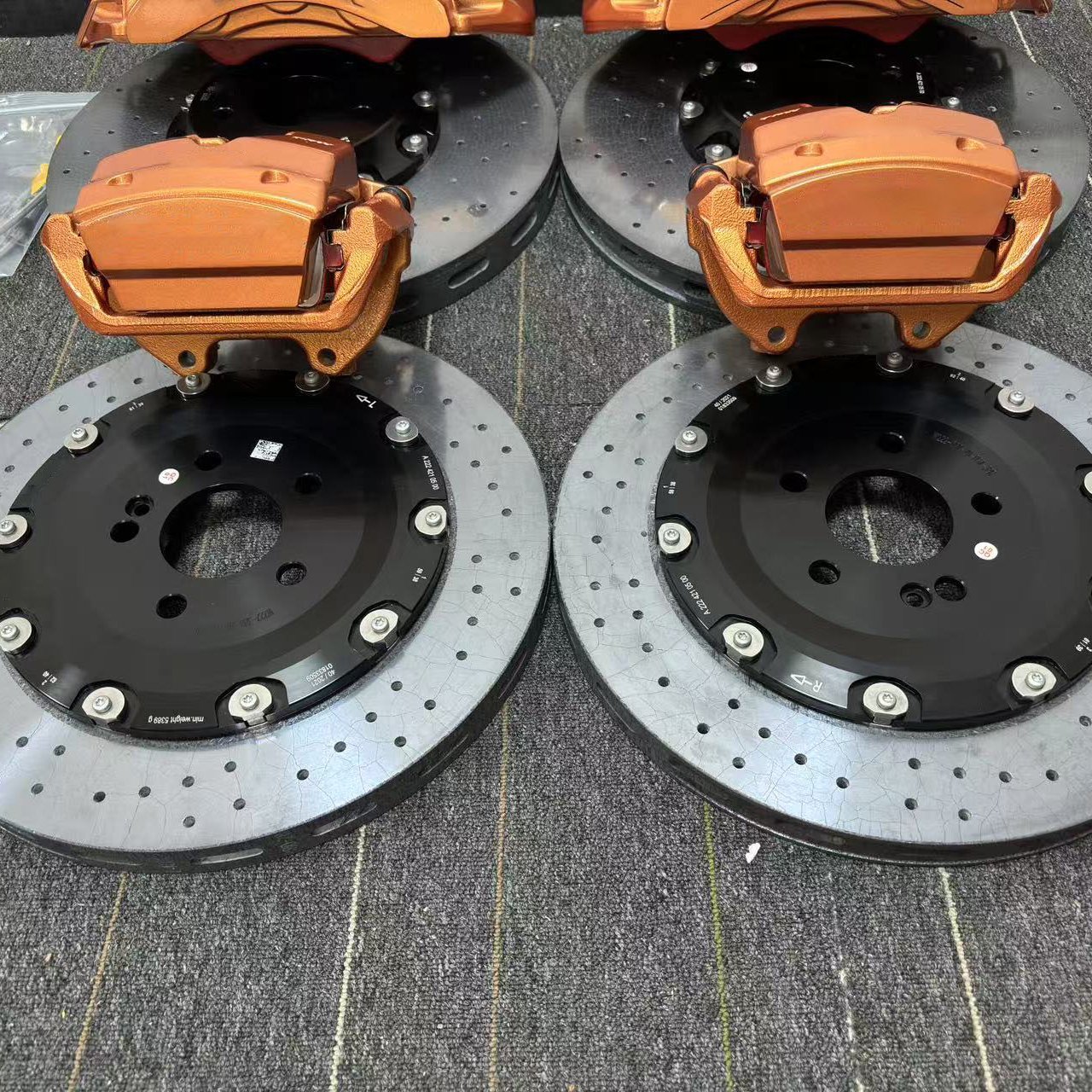 Sports Car Customization:Big Brake Kit Carbon Ceramic Brake Disc 6-piston Caliper, Rear 1 Pot Can Brake System Enhancement