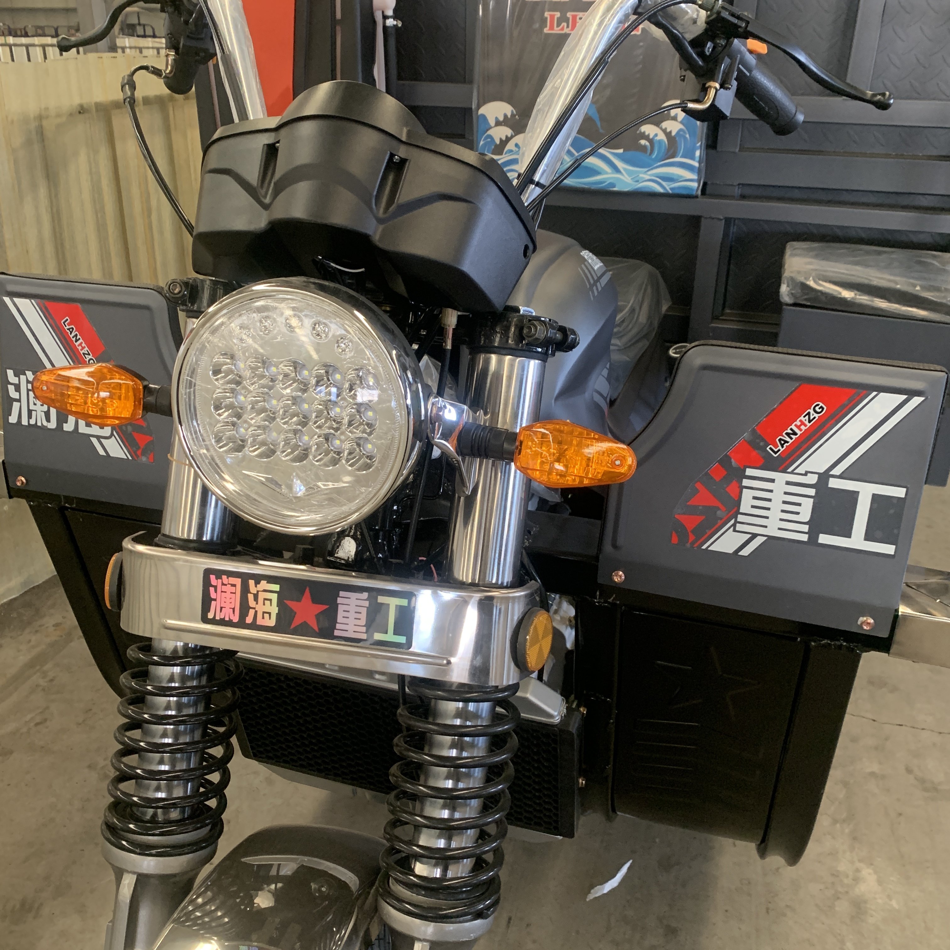 New Style 200cc 250cc Tricycle Passenger and Cargo Tricycle Motorcycle Fuel Gasoline Three Wheels Motorcycle