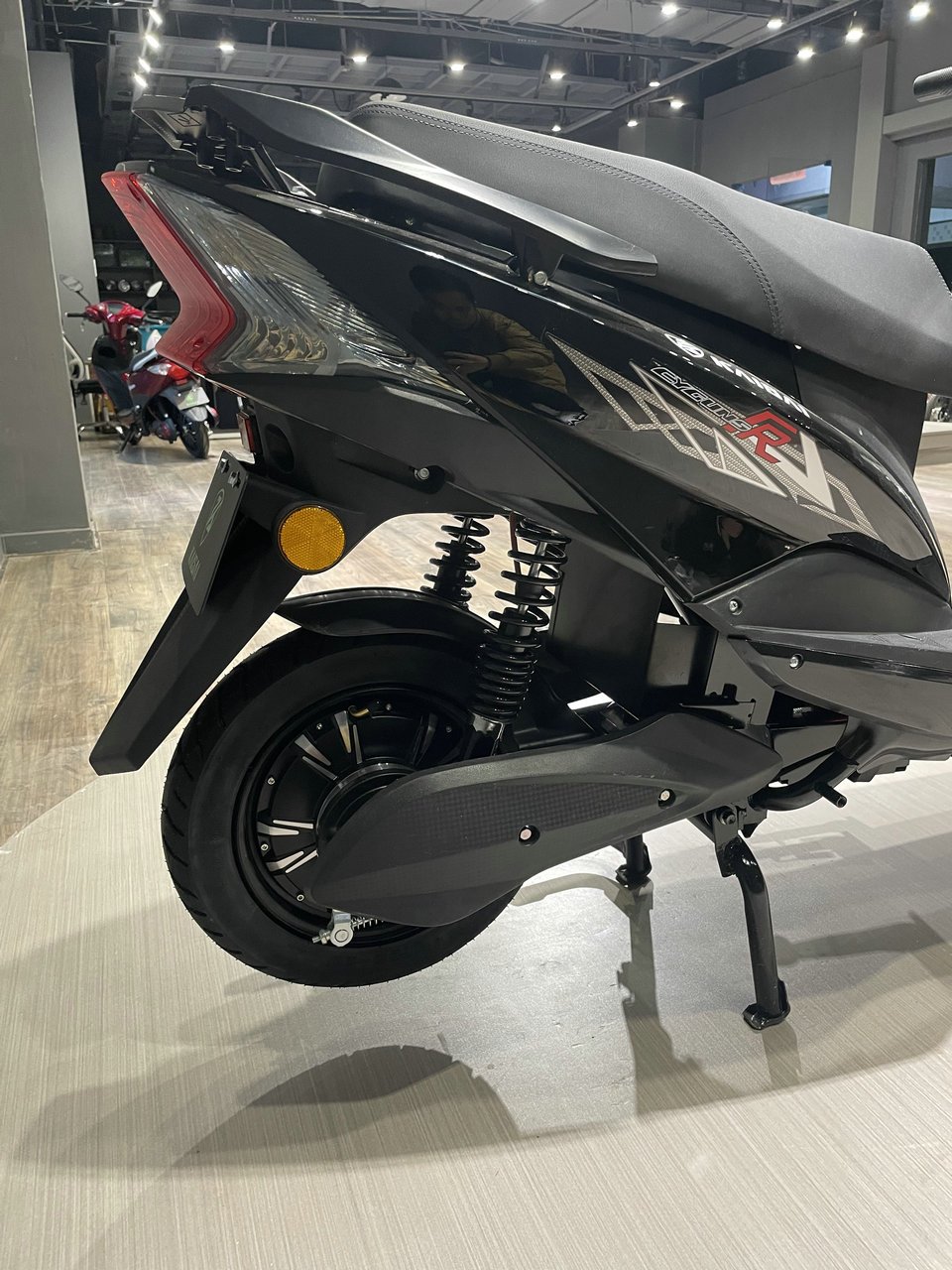 Low Price Long Range 2 Wheel Sukuter Scooters Powerful Adult Electric City Bike 1000w Ckd Dual Motor Electric Motorcycle for Men