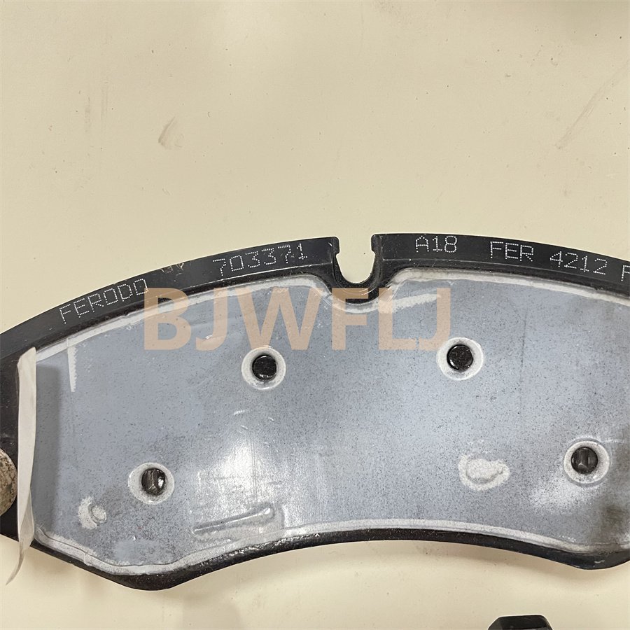 Front Brake Pads LR134700 LR051626 for Land Rover Range Sport 14-15 Compatible with Range 13-15