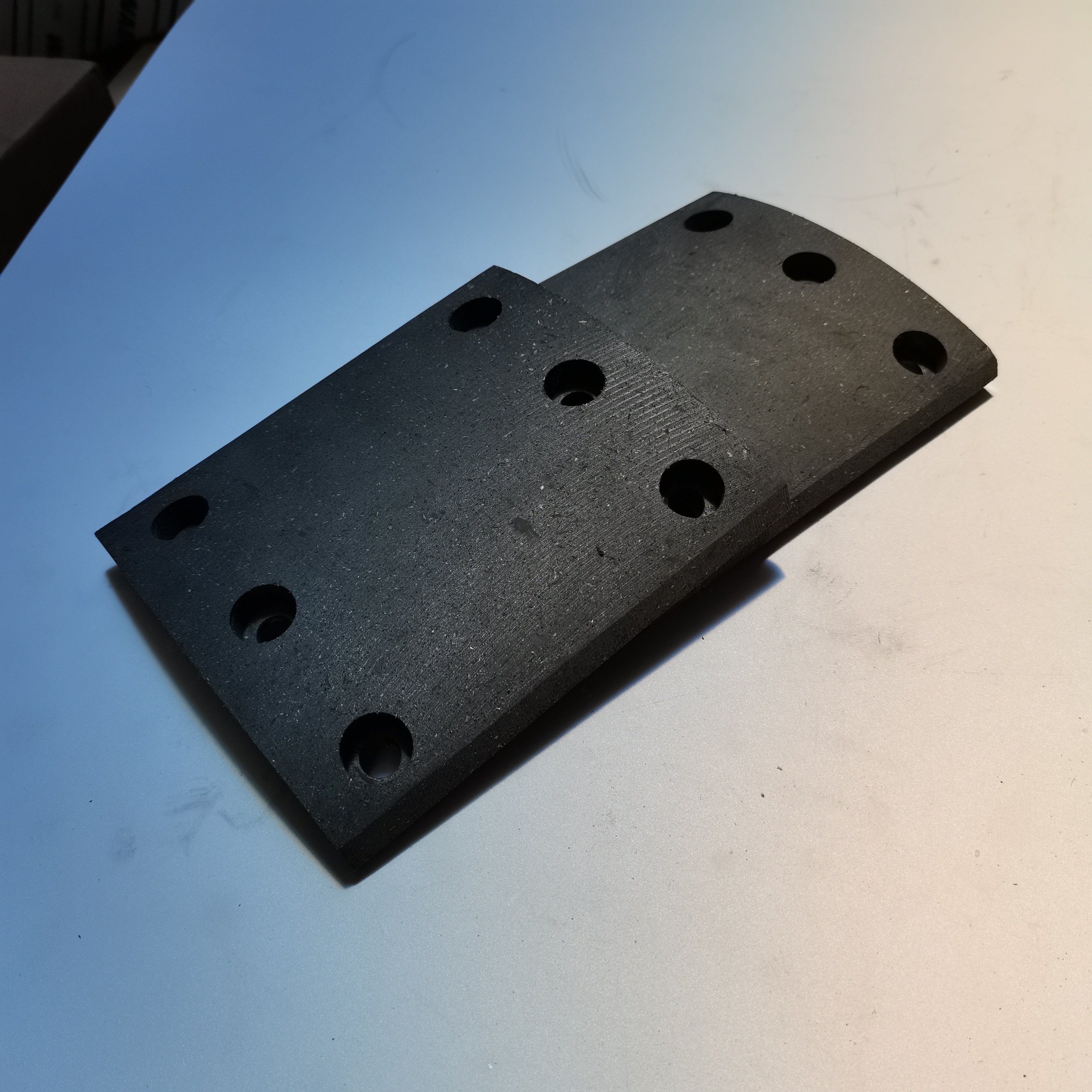 Auto Parts Brake Pads Semi Metallic Wear Resistant Brake Pads