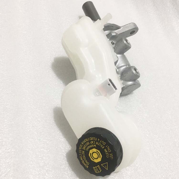 Small Hole 0.9mm Brake Pump OEM UCYA-43-40Z Auto Parts Brake Master Cylinder for BT50 T6 T7 2.2L 3.2L 2012-