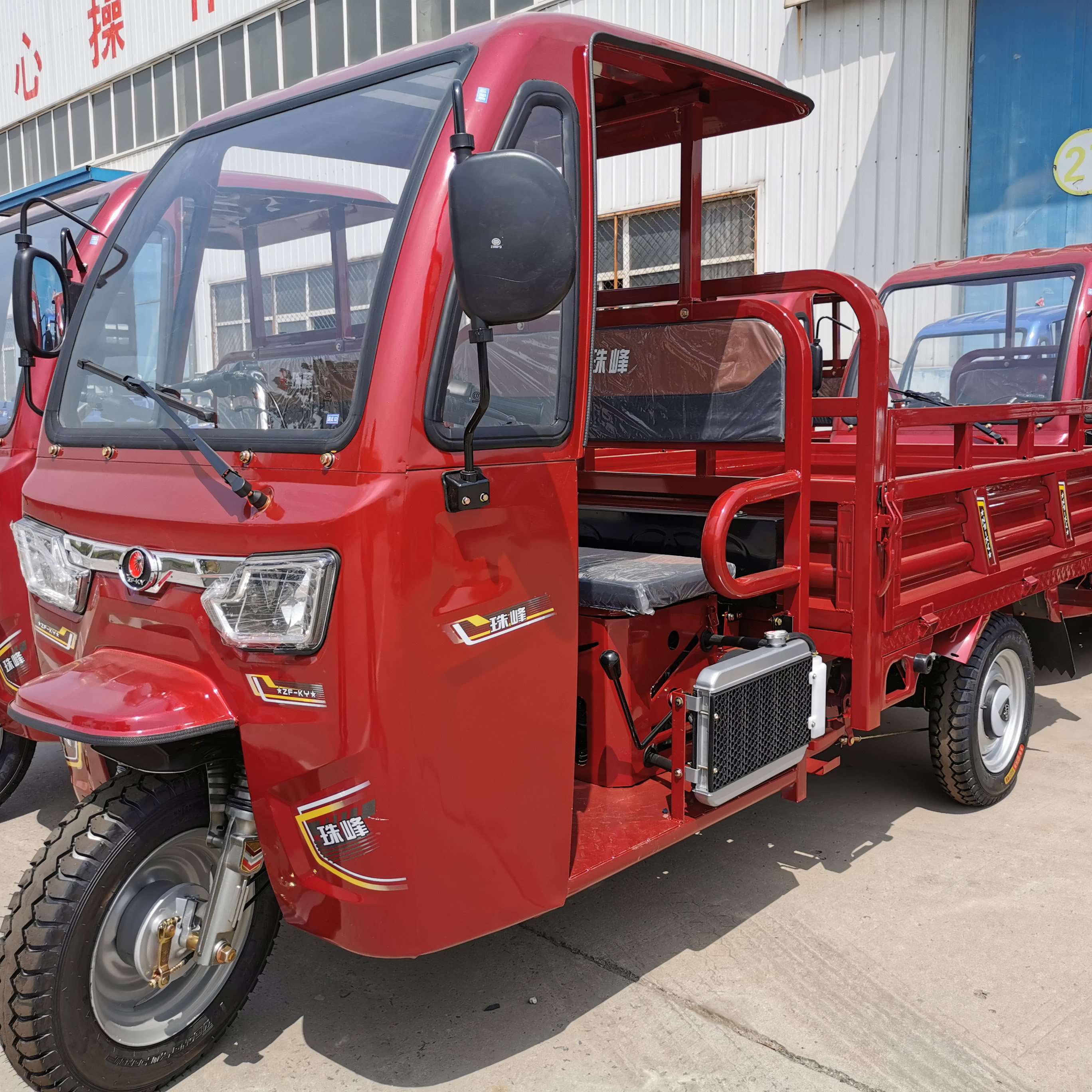 Henan Hot Sale Three Wheel Motorcycle Scooter Trike Petrol Type Motorcycle With Driver Cabin Cargo Tricycle Motorcycle