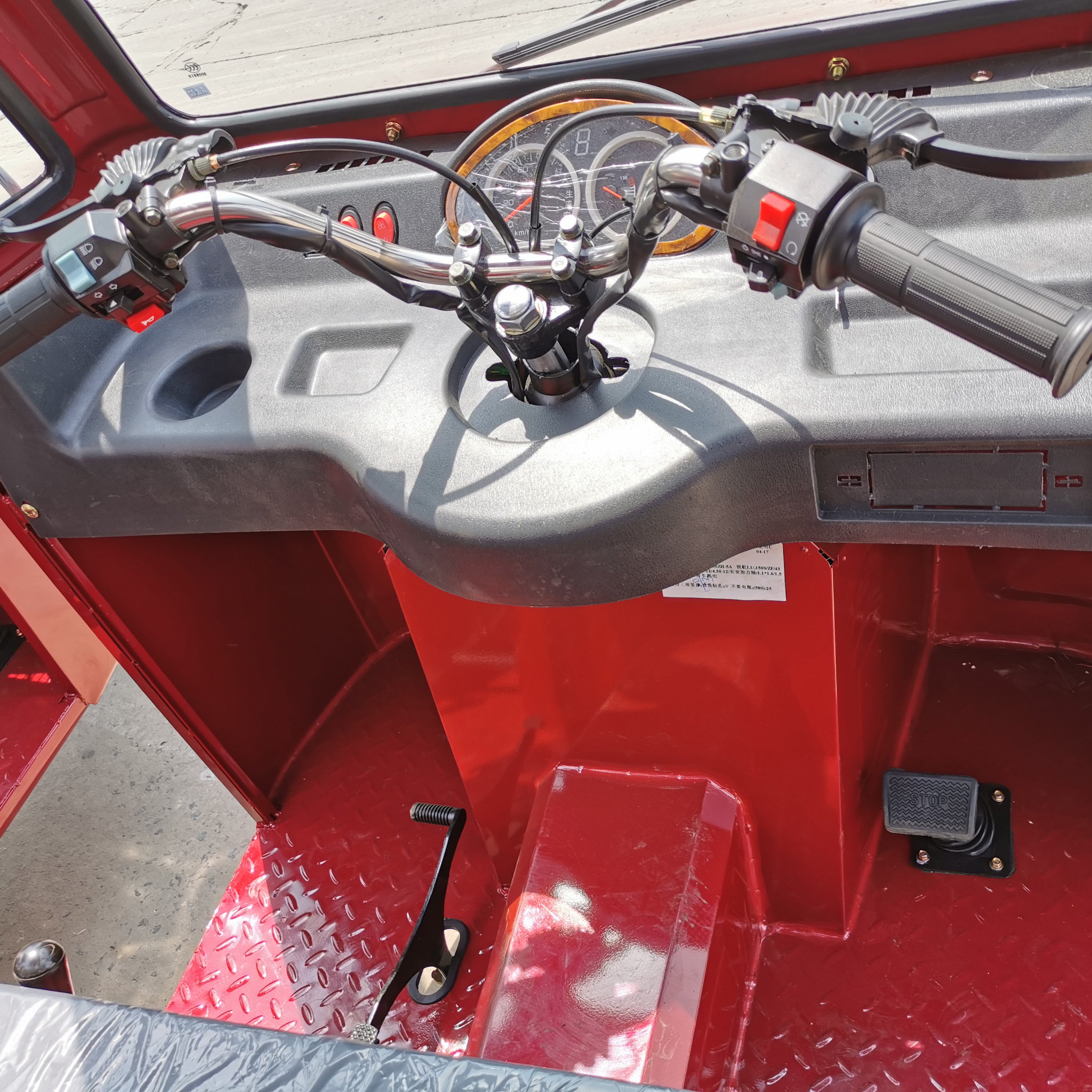 Henan Hot Sale Three Wheel Motorcycle Scooter Trike Petrol Type Motorcycle With Driver Cabin Cargo Tricycle Motorcycle