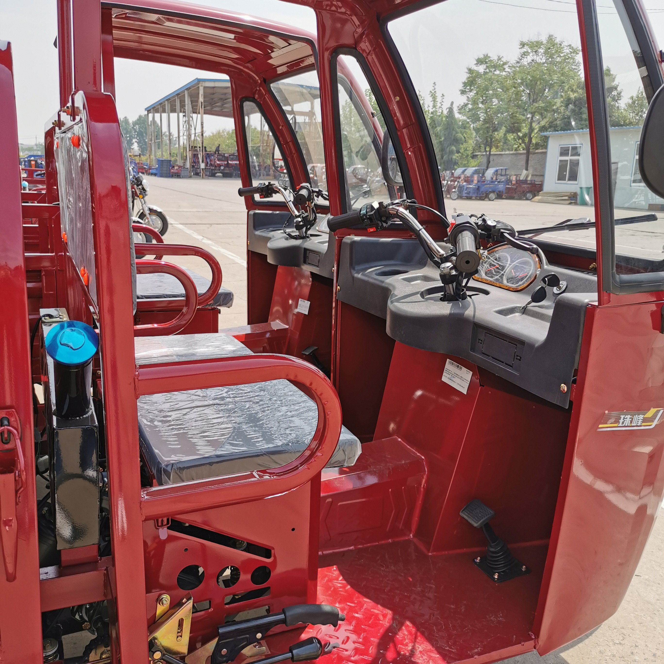 Henan Hot Sale Three Wheel Motorcycle Scooter Trike Petrol Type Motorcycle With Driver Cabin Cargo Tricycle Motorcycle