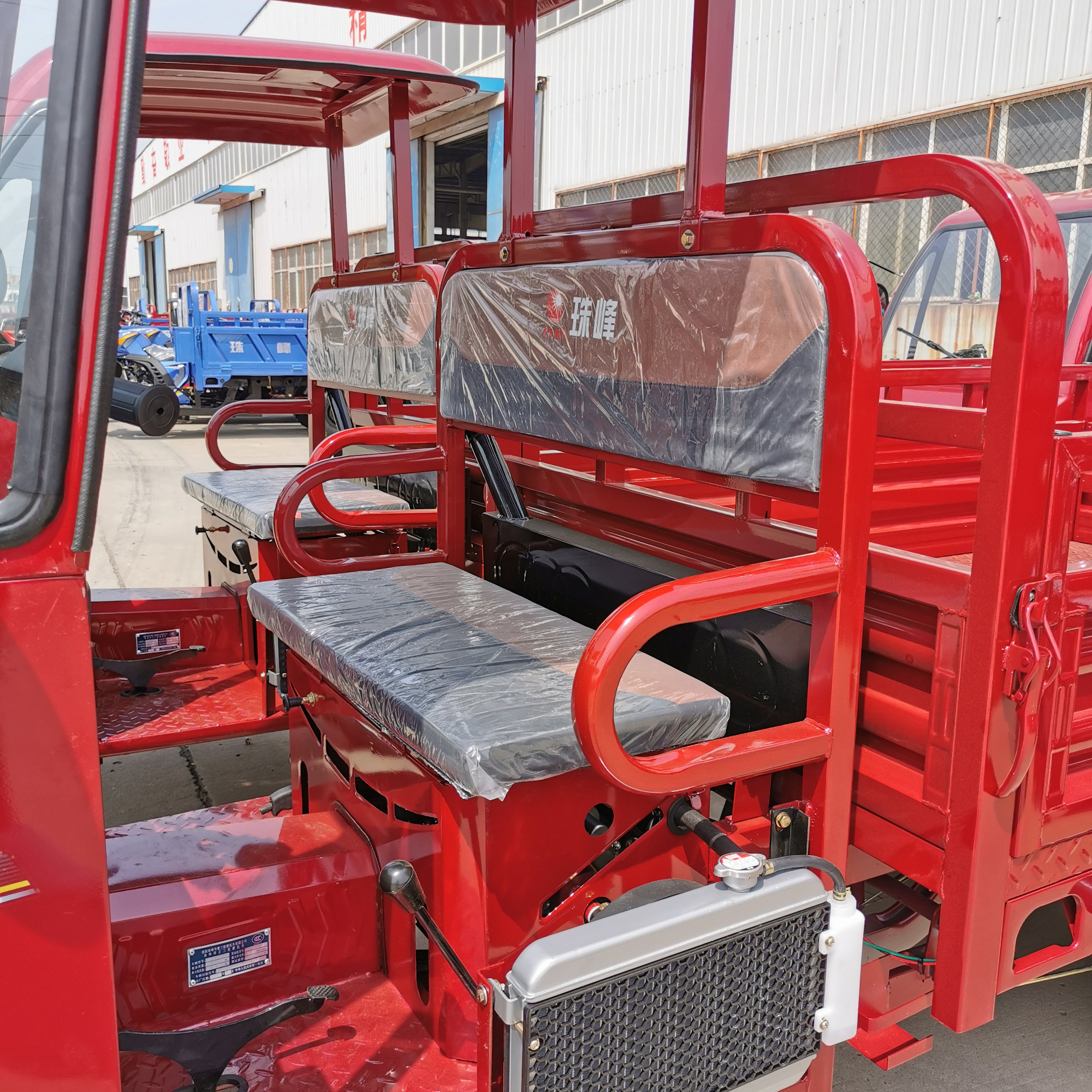 Henan Hot Sale Three Wheel Motorcycle Scooter Trike Petrol Type Motorcycle With Driver Cabin Cargo Tricycle Motorcycle
