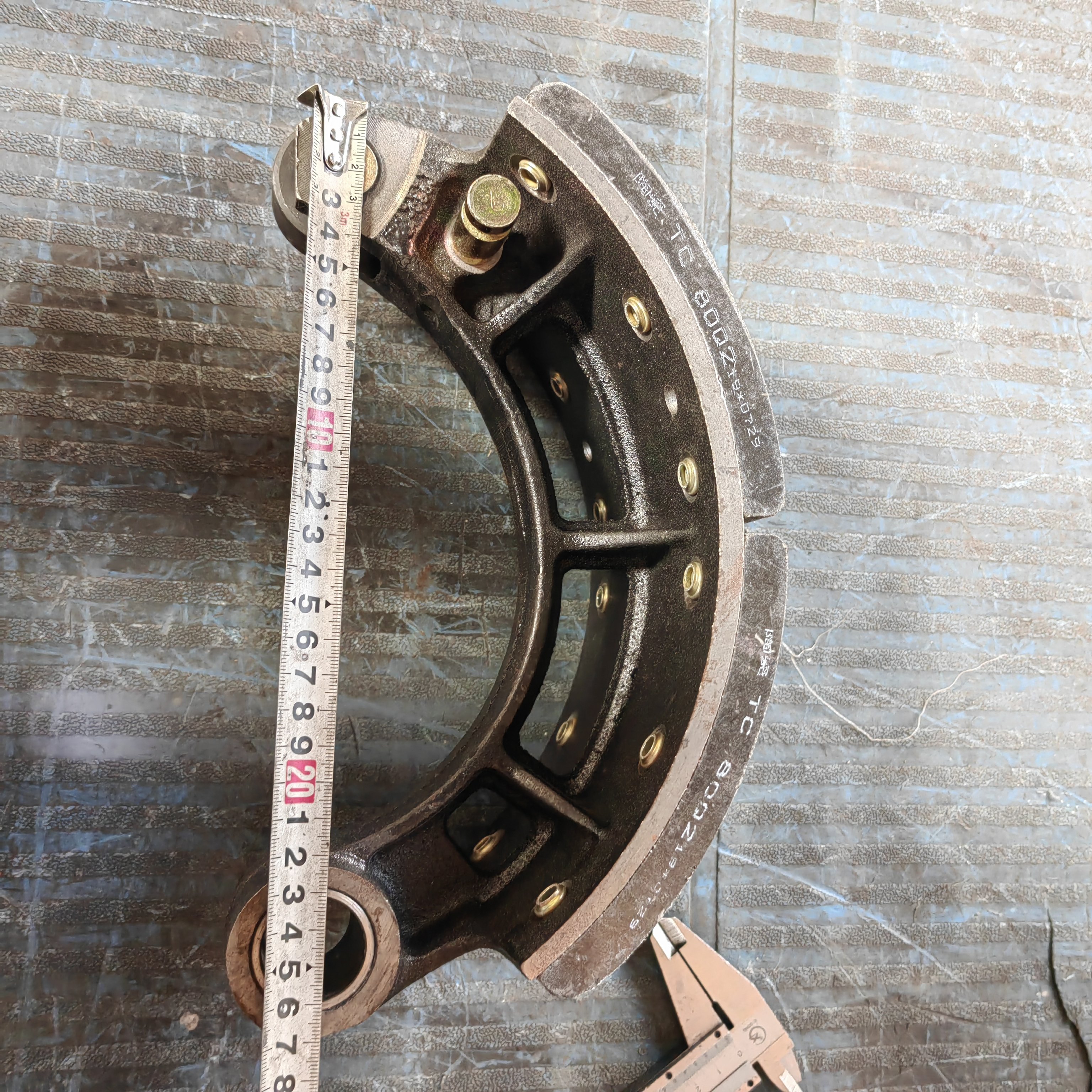 High Quality 12 Holes Brake Shoes for China JAC Heavy Duty Truck Foton Light Truck Chaolong Yutong Zhongtong Jinlong Bus