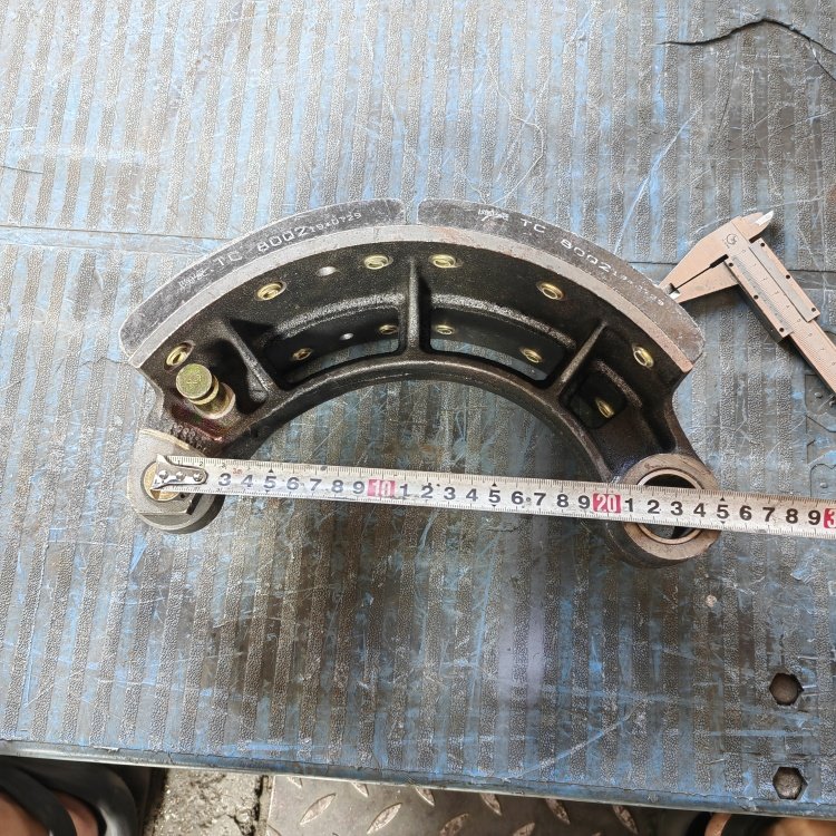 High Quality 12 Holes Brake Shoes for China JAC Heavy Duty Truck Foton Light Truck Chaolong Yutong Zhongtong Jinlong Bus