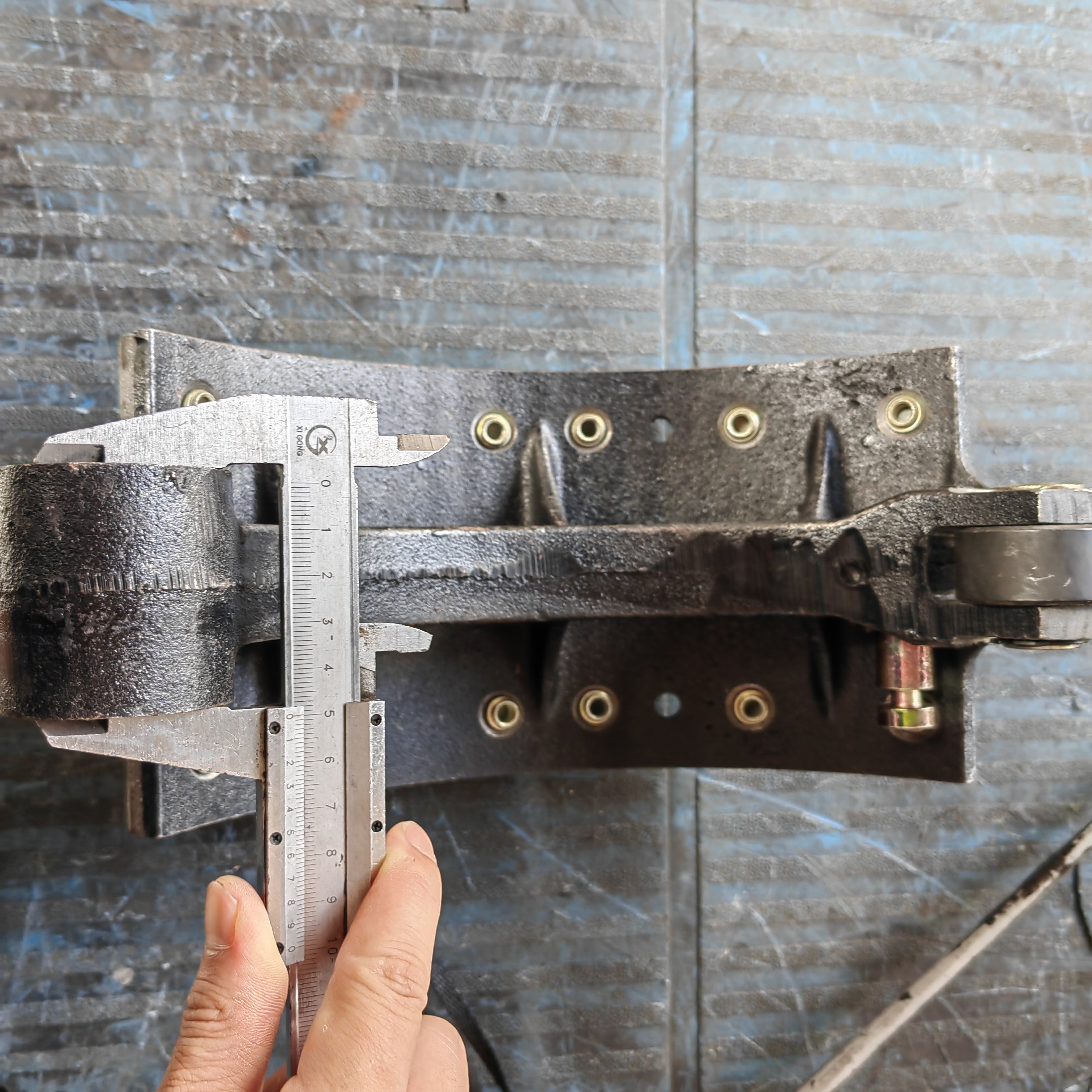 High Quality 12 Holes Brake Shoes for China JAC Heavy Duty Truck Foton Light Truck Chaolong Yutong Zhongtong Jinlong Bus