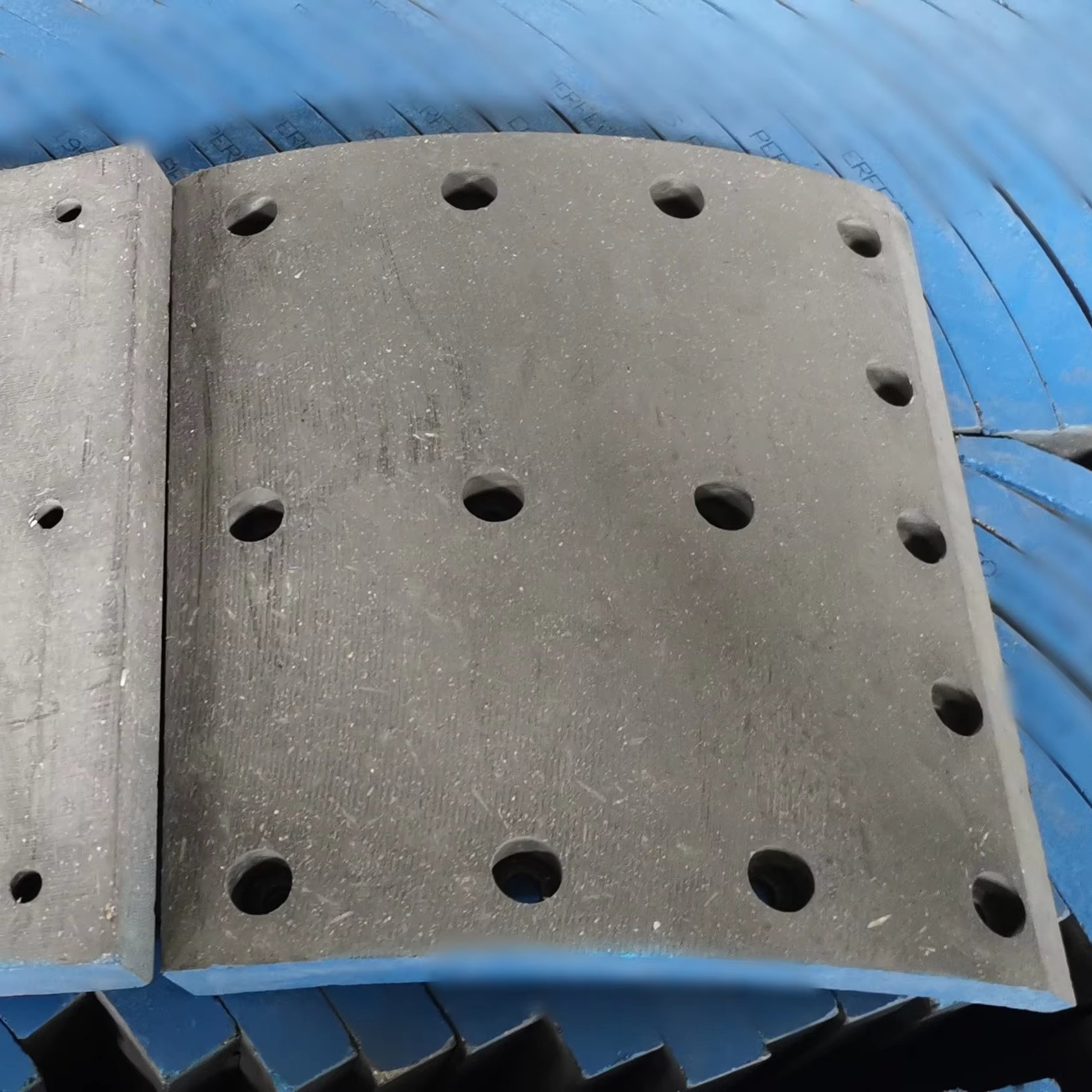 Hot Sale High Quality SINOTRUK Howo Truck Parts 14 Holes Brake Lining Rear Brake Pads Model WG9231342069