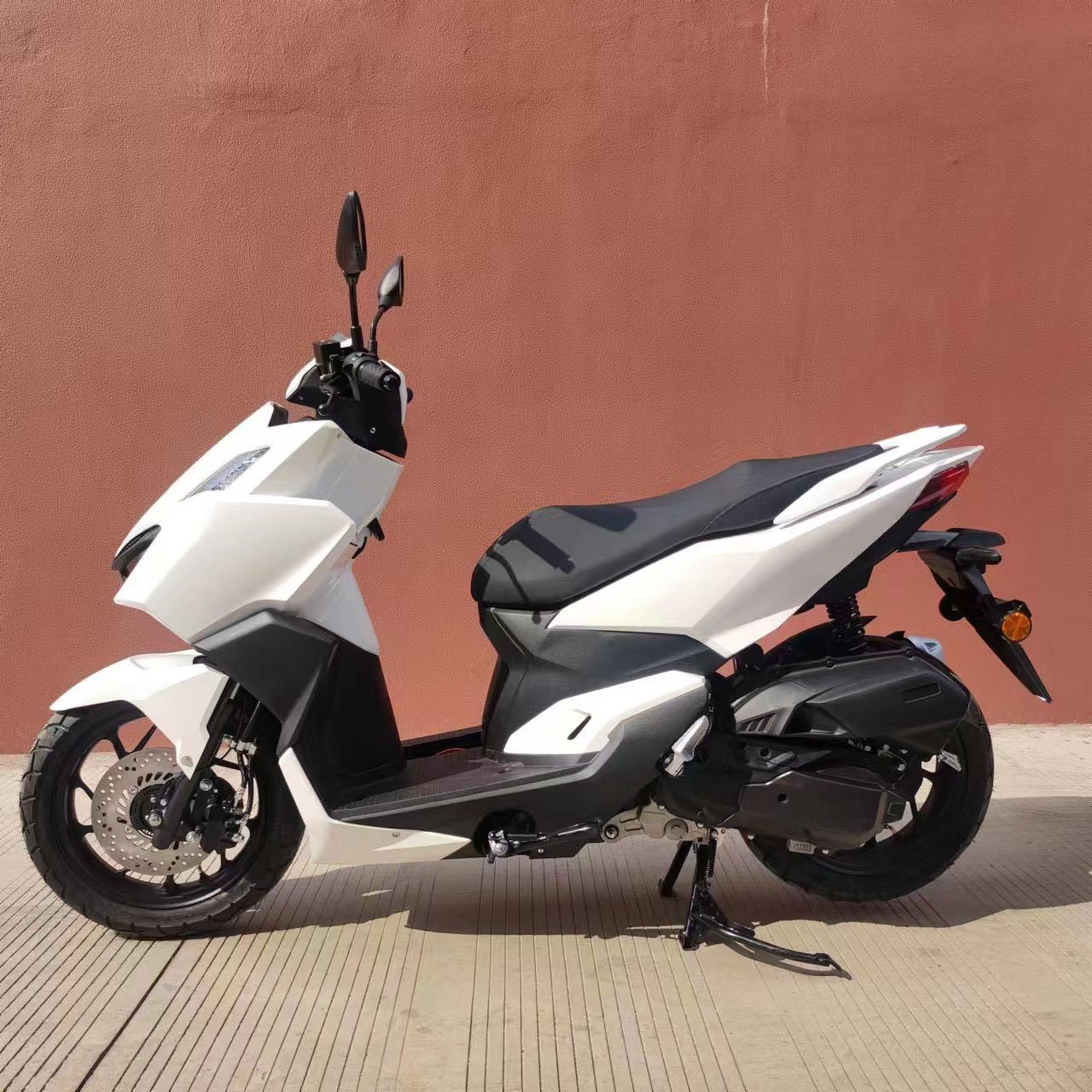 New Design Vario 150CC EFI Gasoline Motorcycle with Air-cooled Max Speed 95km/hfront Rear Disc Brake Powerful Adult Gas Scooter