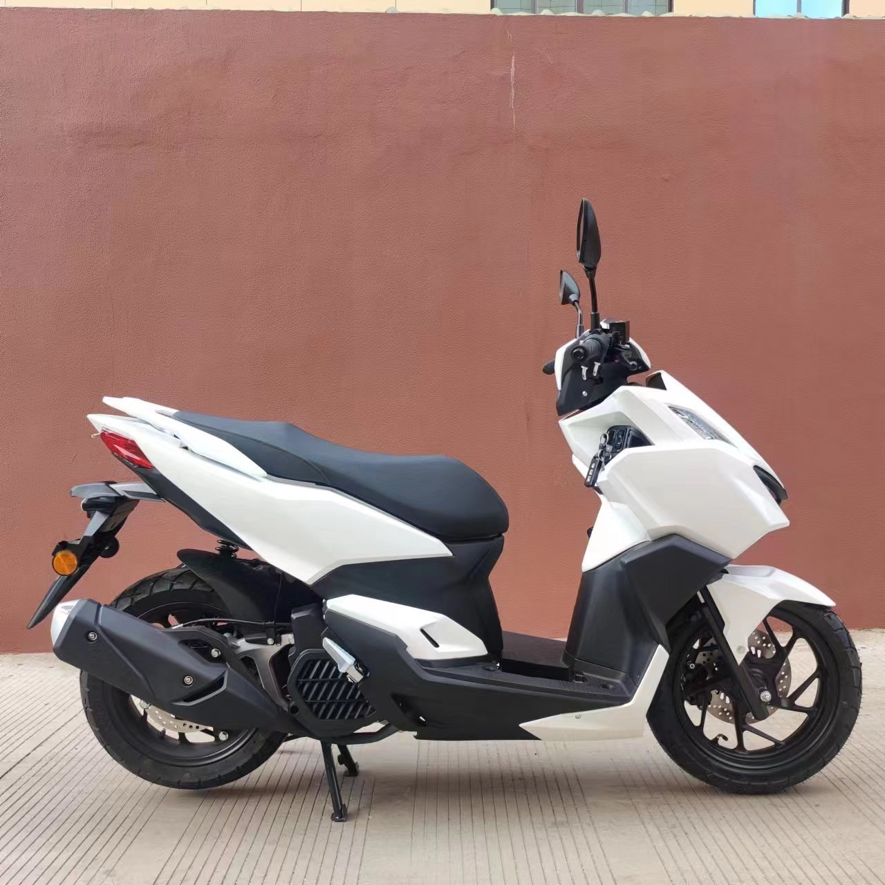 New Design Vario 150CC EFI Gasoline Motorcycle with Air-cooled Max Speed 95km/hfront Rear Disc Brake Powerful Adult Gas Scooter