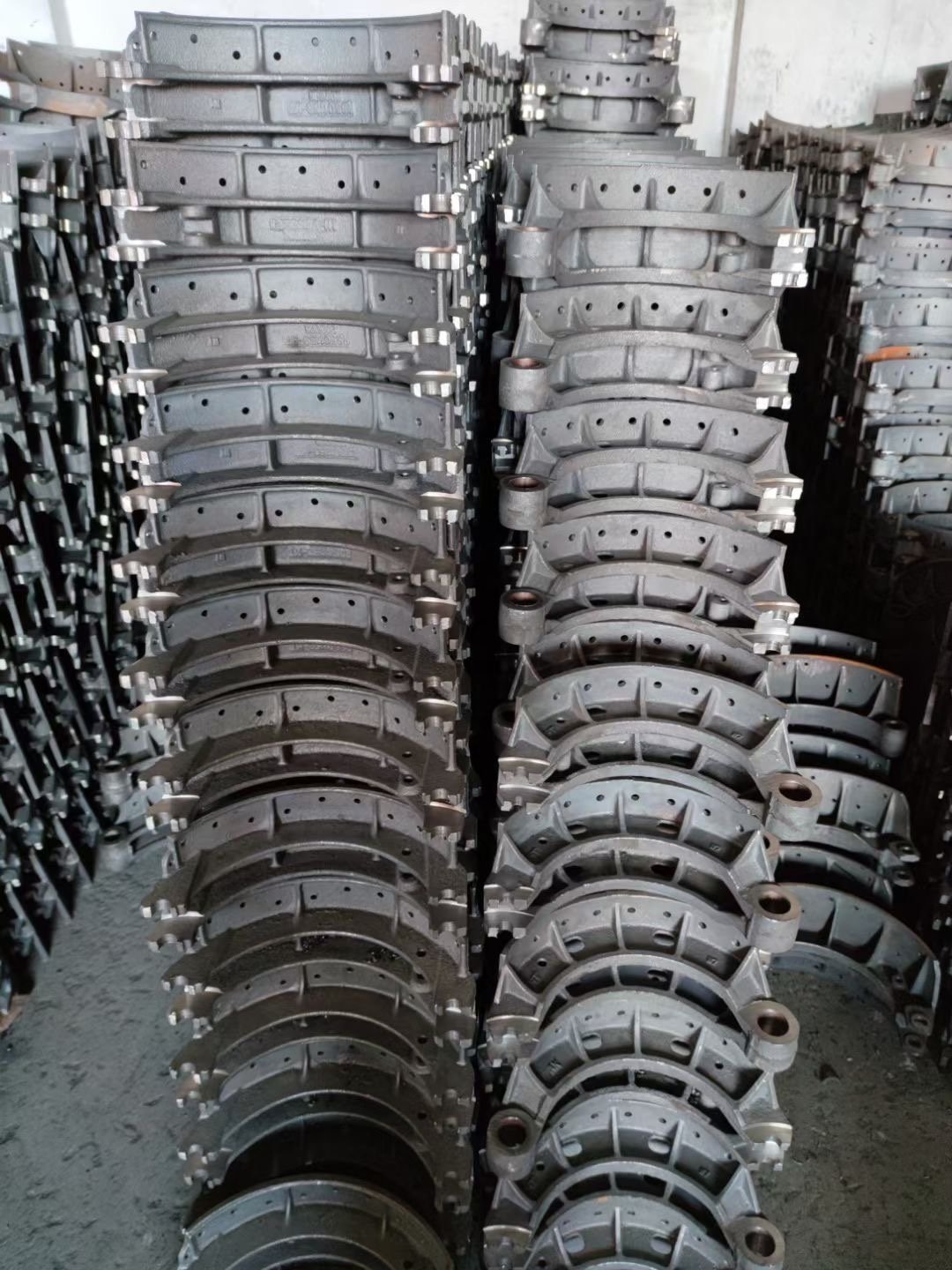 Professional Factory Brand New Heavy Duty Truck Trailer Axle Parts 180 BPW German 19032 Brake Shoe 0509146170 Good Price