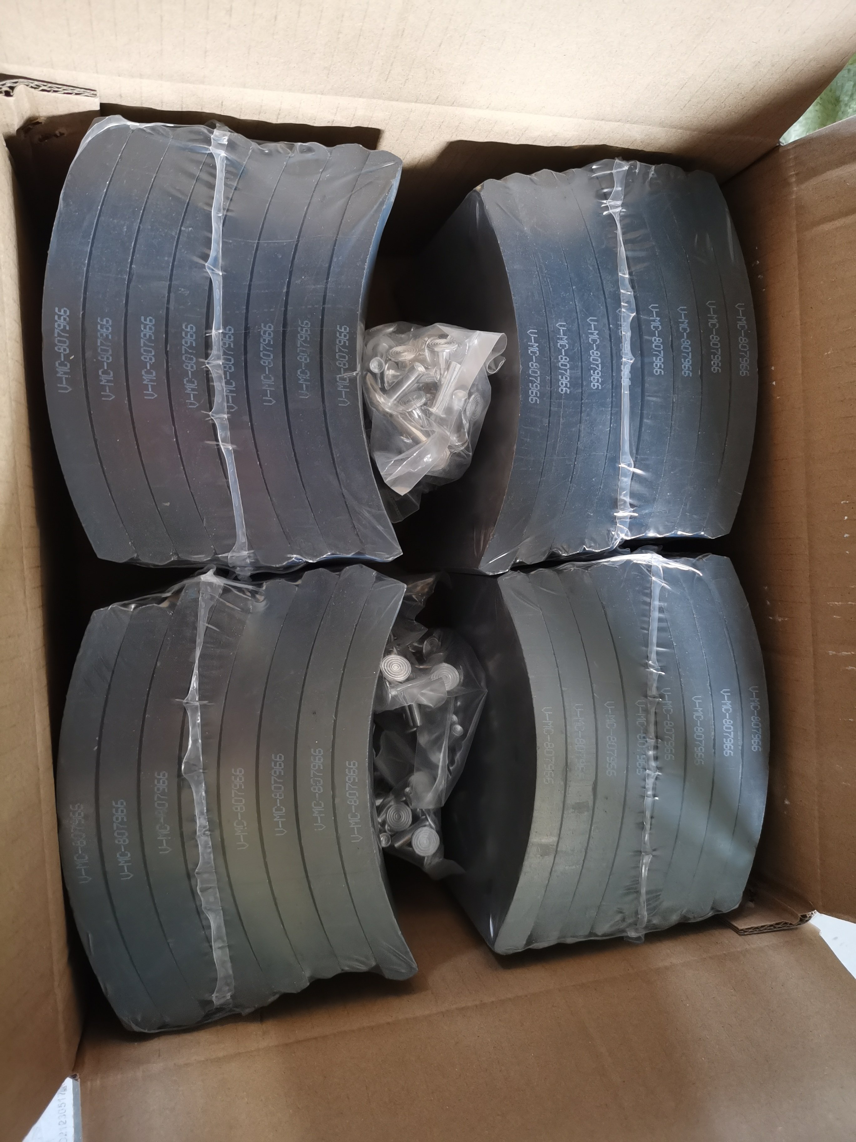 Truck Brake Lining 40-452-70/MC807966/MK428742 for Auto Part Wear-resistant High-temperature Resistant Applicable Model Hino