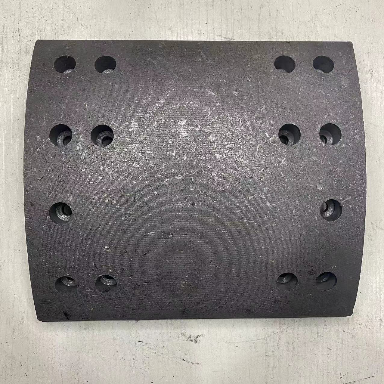 High Quality Ceramic Brake Pads for Steyr and Howo Commercial Vehicle Braking System Brake Pads Friction Pads 14 Holes