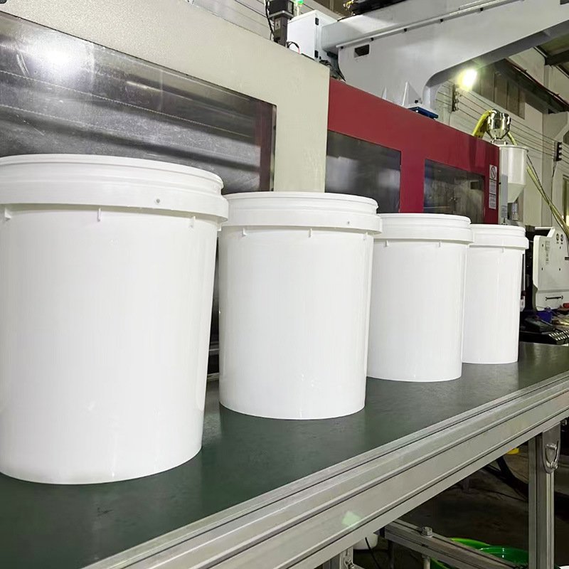 20-Liter Plastic Bucket With Antifreeze Seal Factory Wholesale White Solid Paint Bucket Wall Sealing Lubricating Oil Food Use