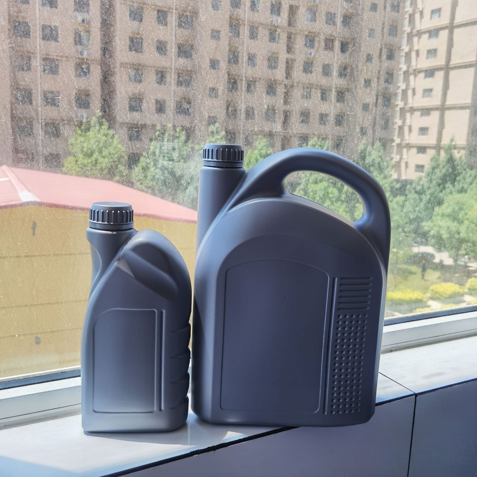 Hebei Manufacturers Supply 4L/1L Round Plastic Pet Pots Thickened Antifreeze Oil Barrels With Seal 4L Plastic Packaging Barrels