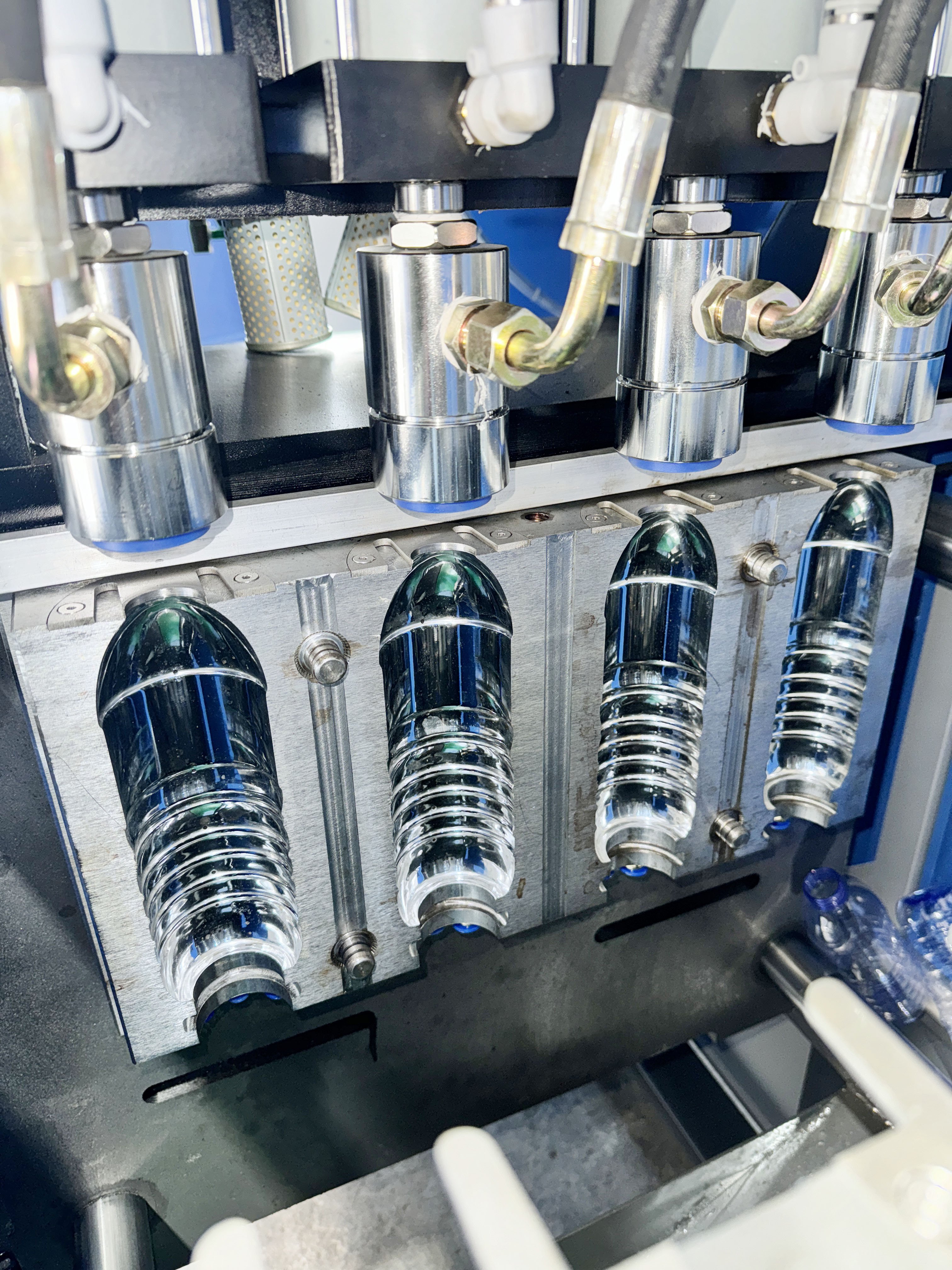 PET Preform Blowing Machine With Auto Loader Four Cavities Hot Semi-Automatic Blow Molding Machine