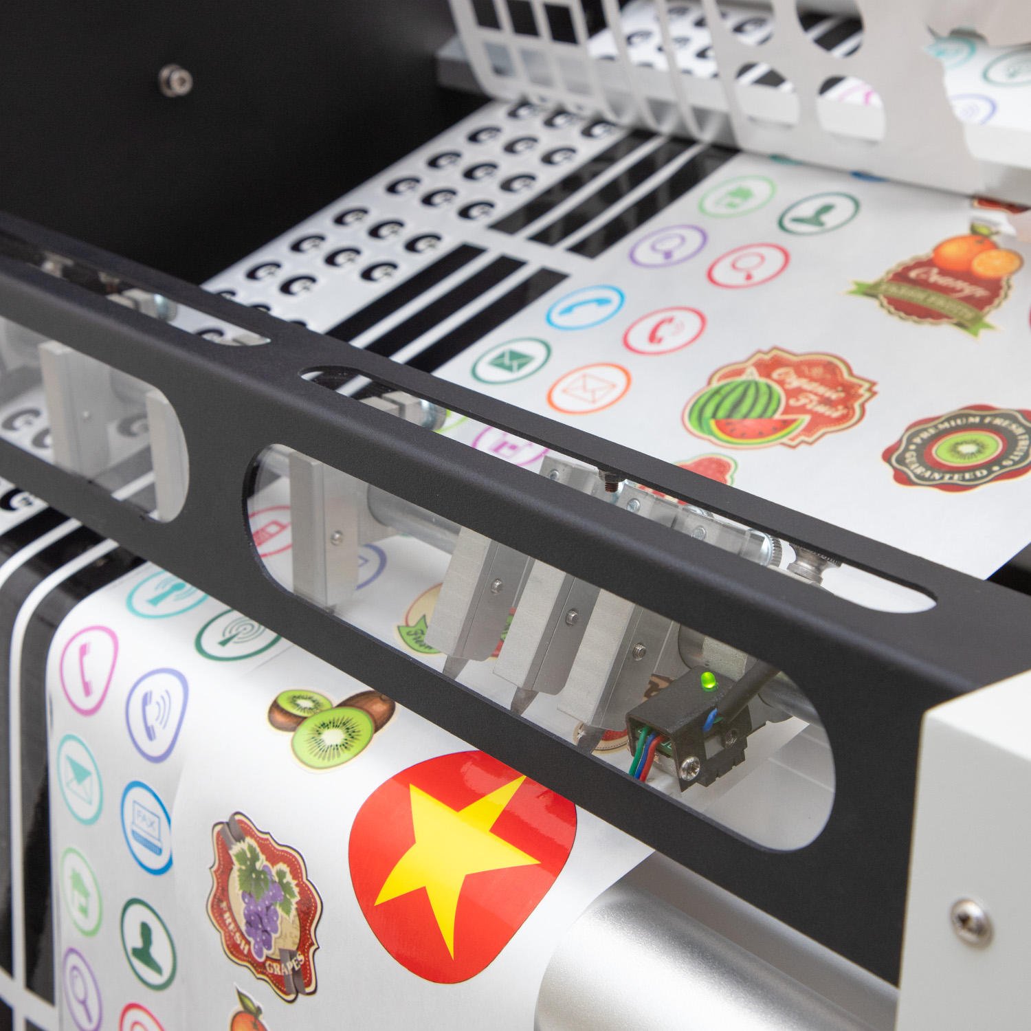 VR30X Digital Vinyl Label Die Cutting Machine Label Die Cutter Machine Roll to Roll Round Label Cutter