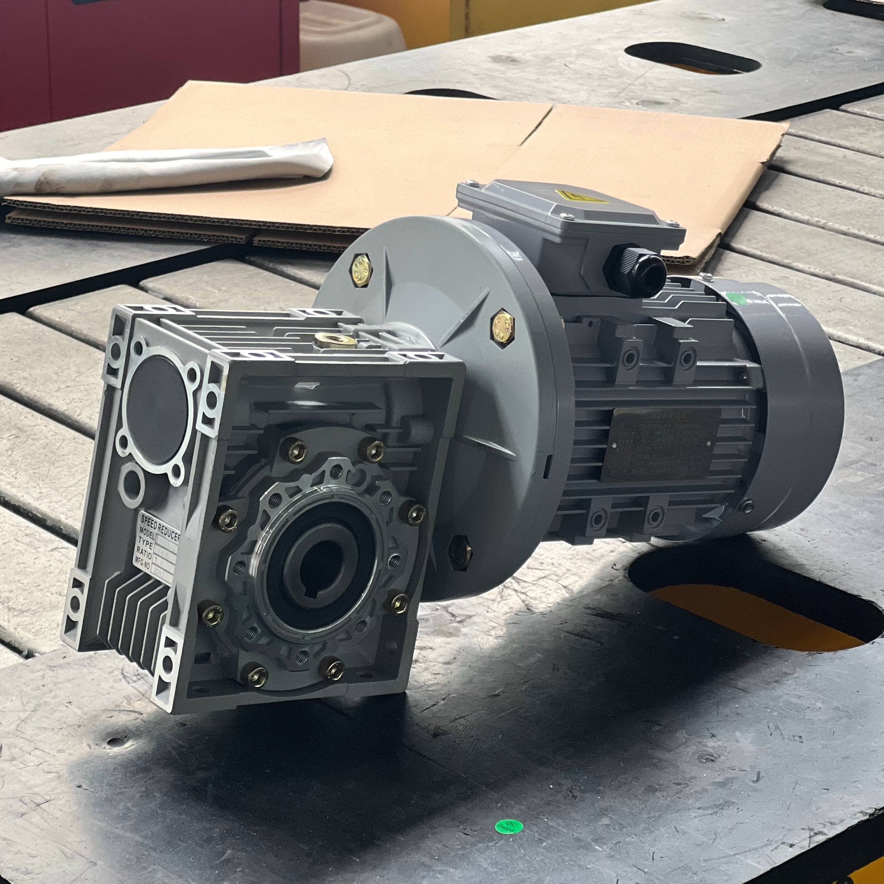 1hp 0.75kw Vertical Installation Type Straight Gear Reducer Motor High Torque 3 Phase 220v 380v Gear Motor
