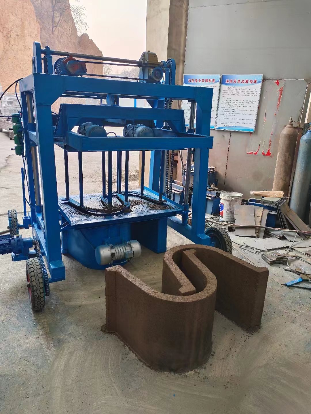 U-Shaped Molding Machine Irrigation Canal Molding Machine Concrete Pipe Molding