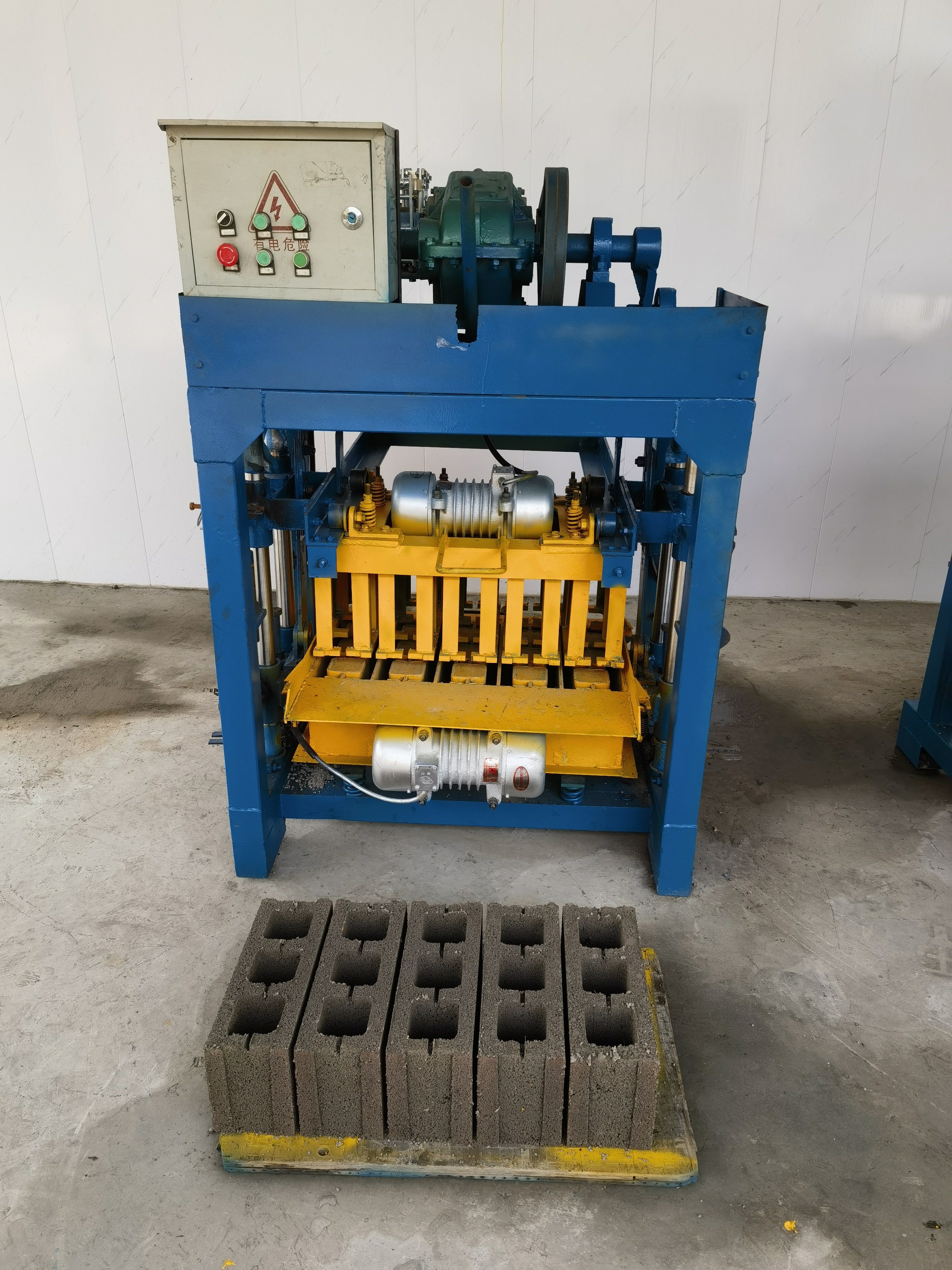 Multifunctional Semi-automatic KM4-35B Concrete Block Brick Machine Produce 400-200-200mm LWH Hollow Brick Cement Brick Machine