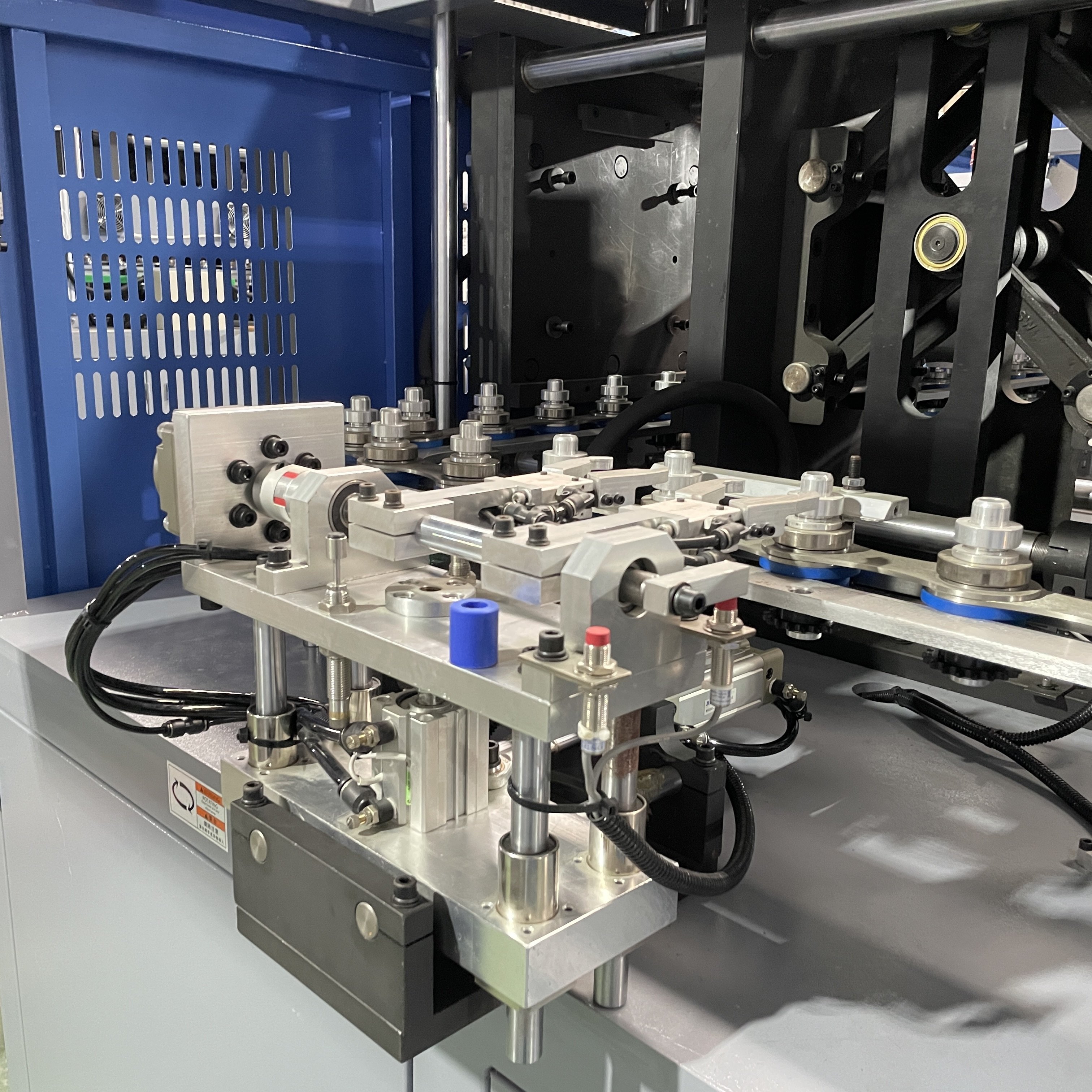 2 Cavity Auto Servo Blowing Machine of Pet Bottles