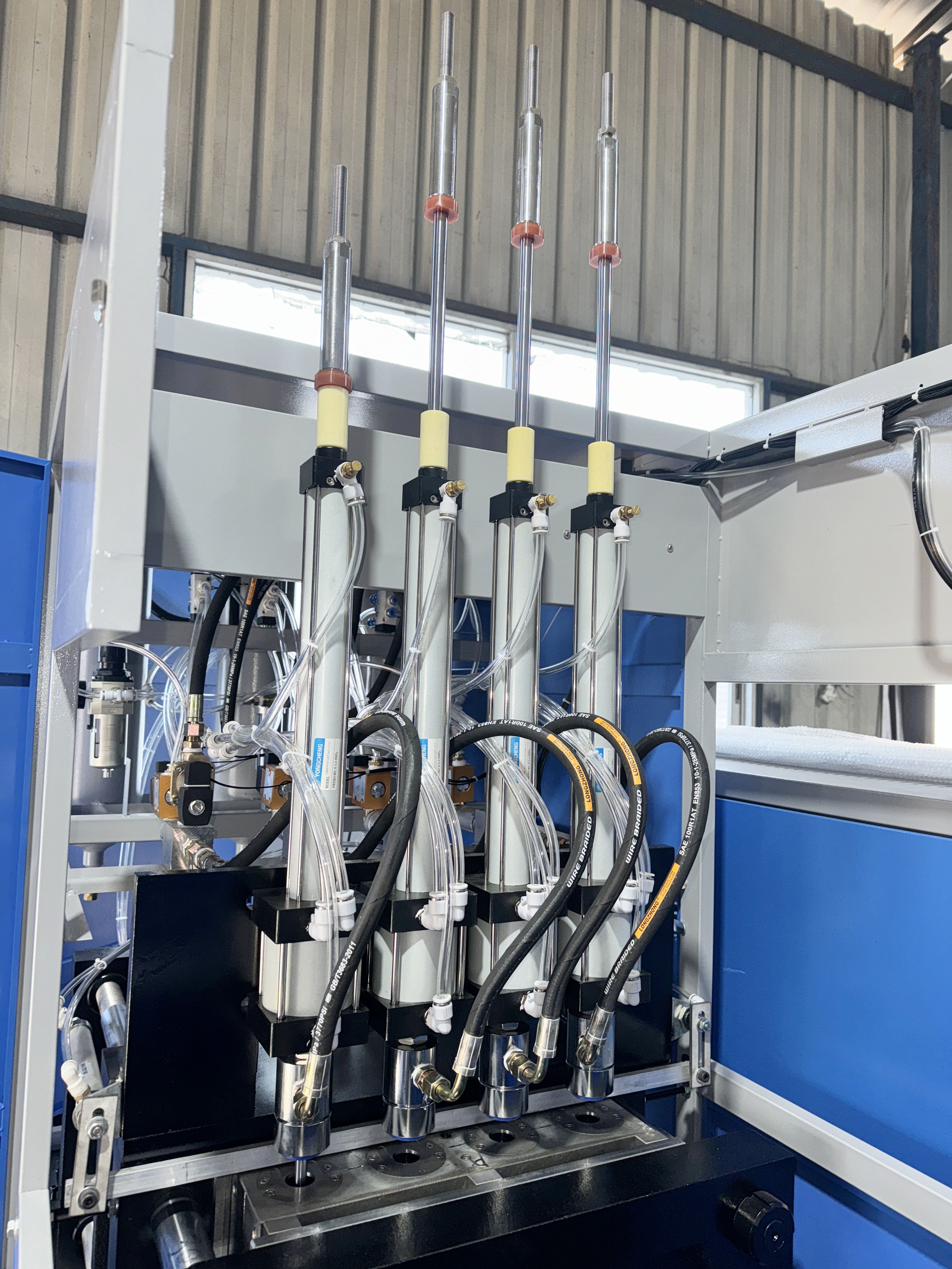 WATON Four Cavity Bottle Blow Molding Machine with Auto Loader Pet Blower Machine with Bottle Conveyor Belt