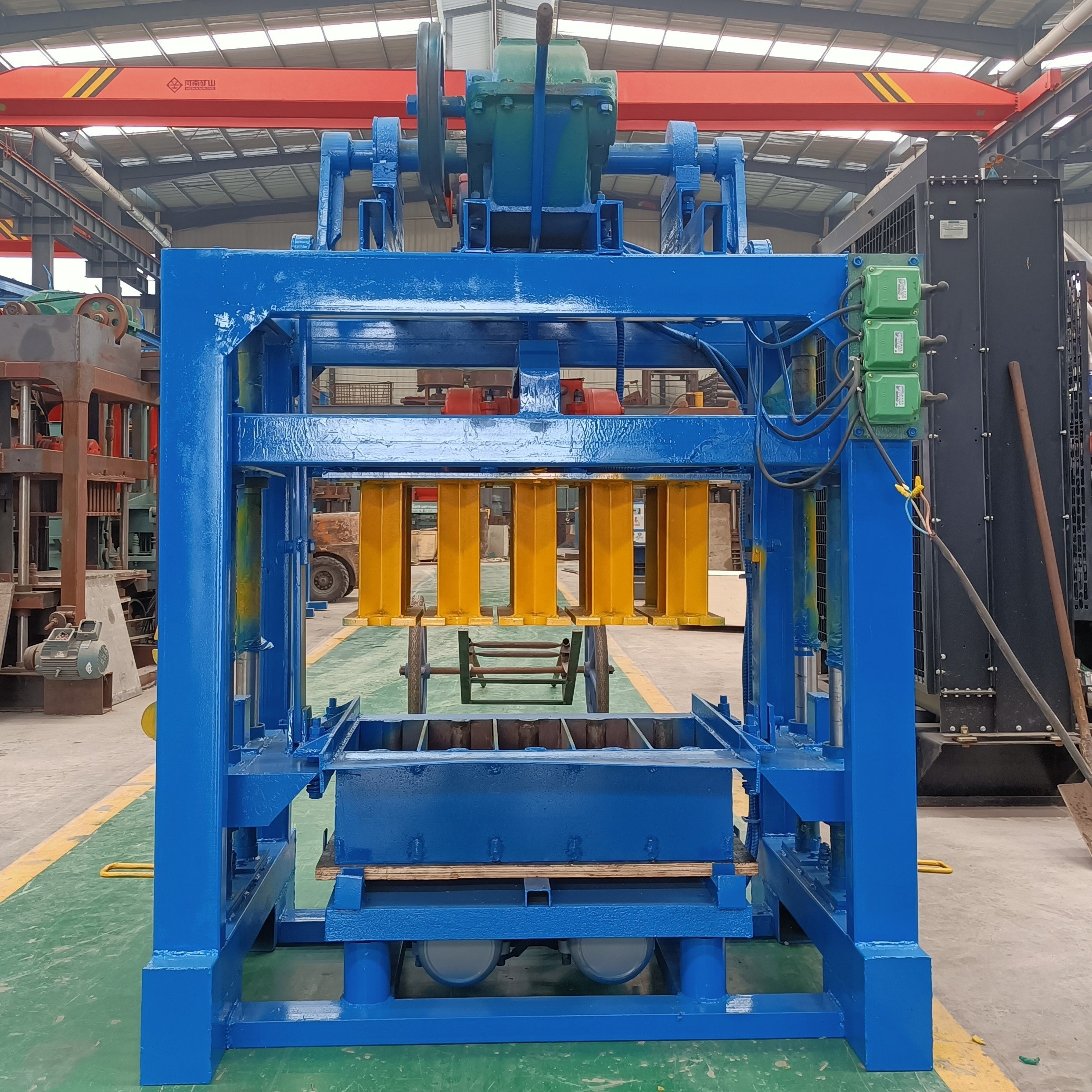 Mobile Semi-automatic Block Making Machine Egg Laying High Strength Qt4-40 Brick Making Machine
