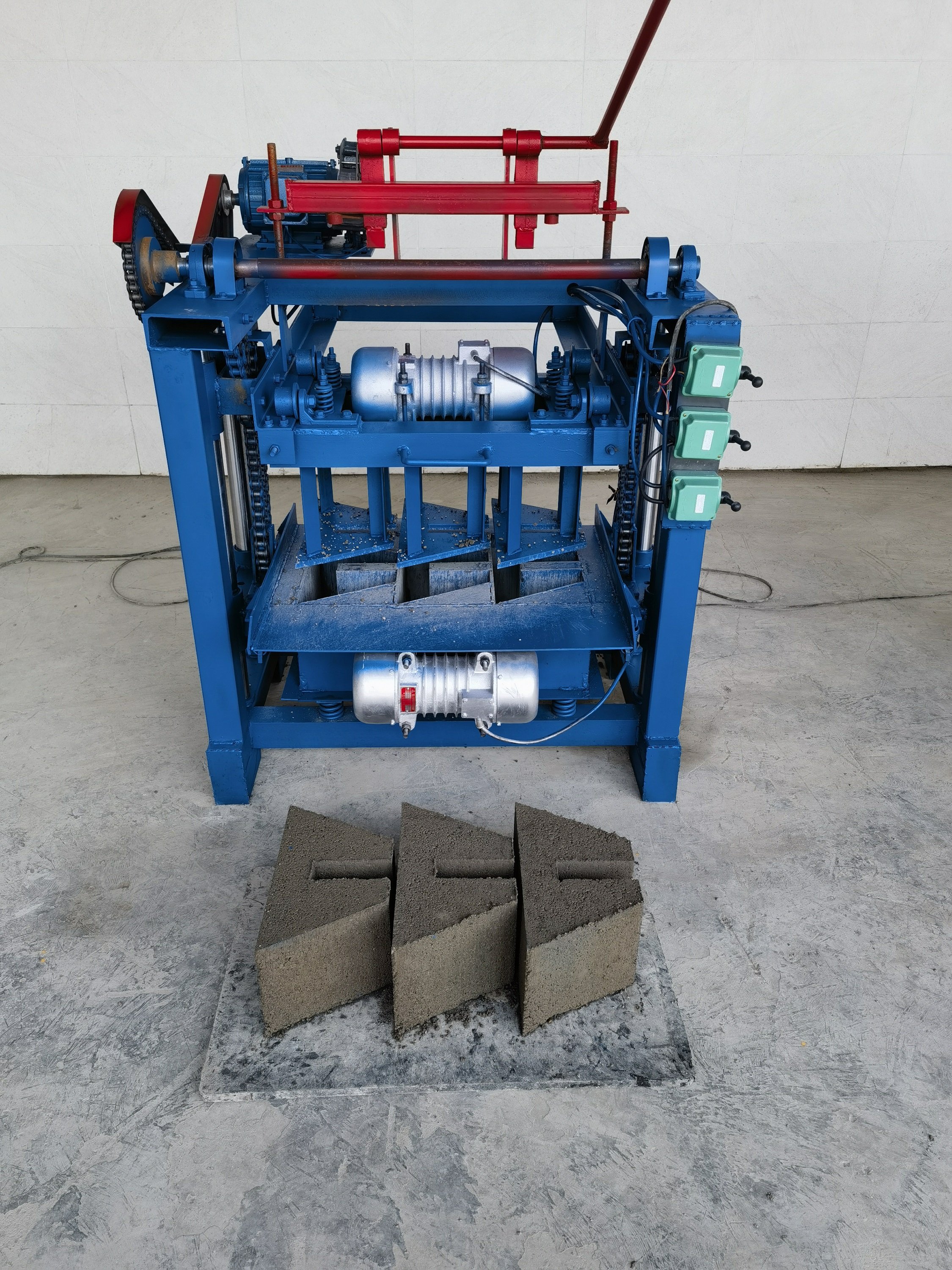 Press Make Form Build Mold Machine Hot Sale KM4-35 Semi-automatic Concrete Paving Brick Block Machine for Pavement Construction