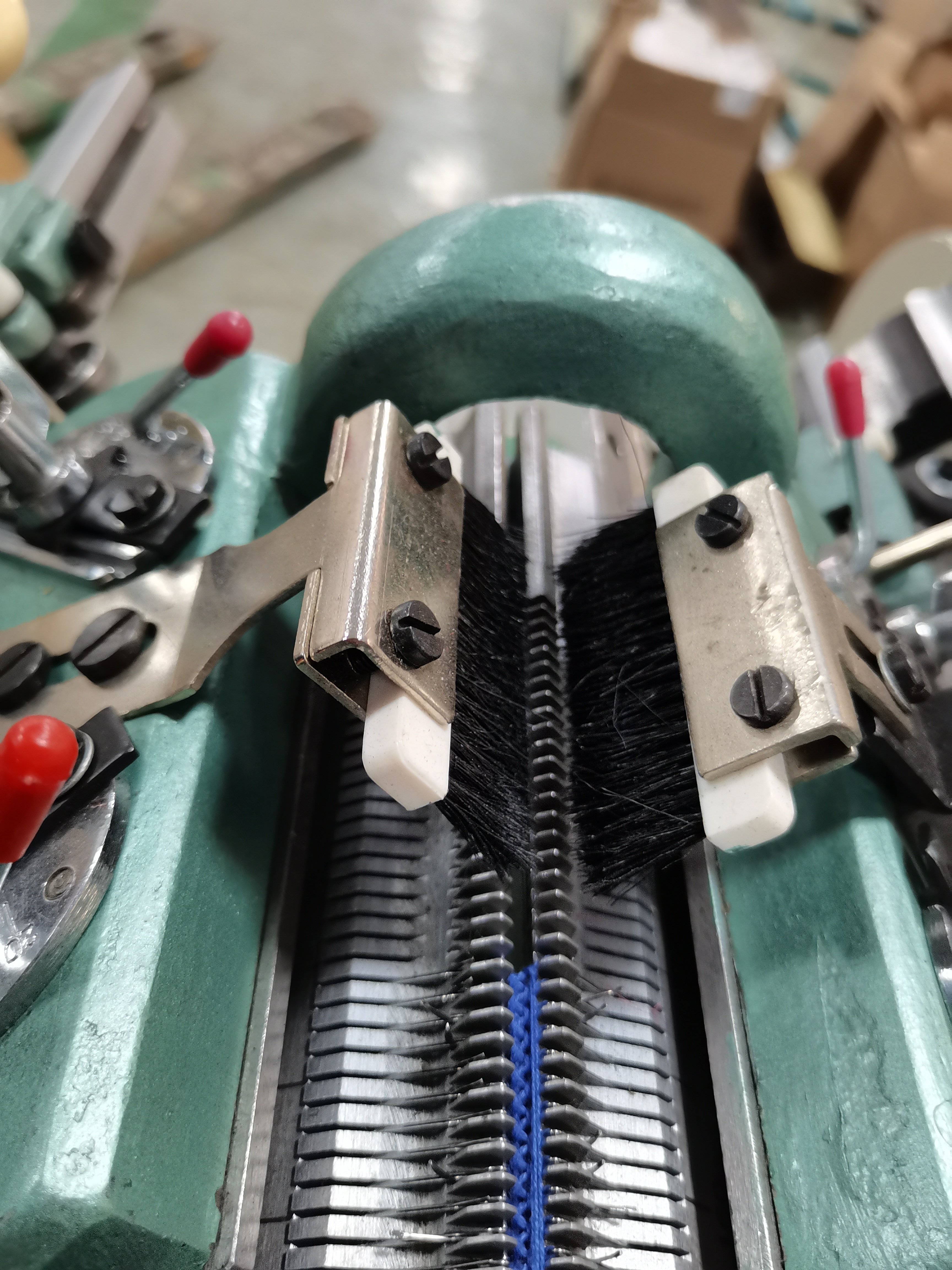 Semi Automatic Knitting Machine for Making Jersey Sweater