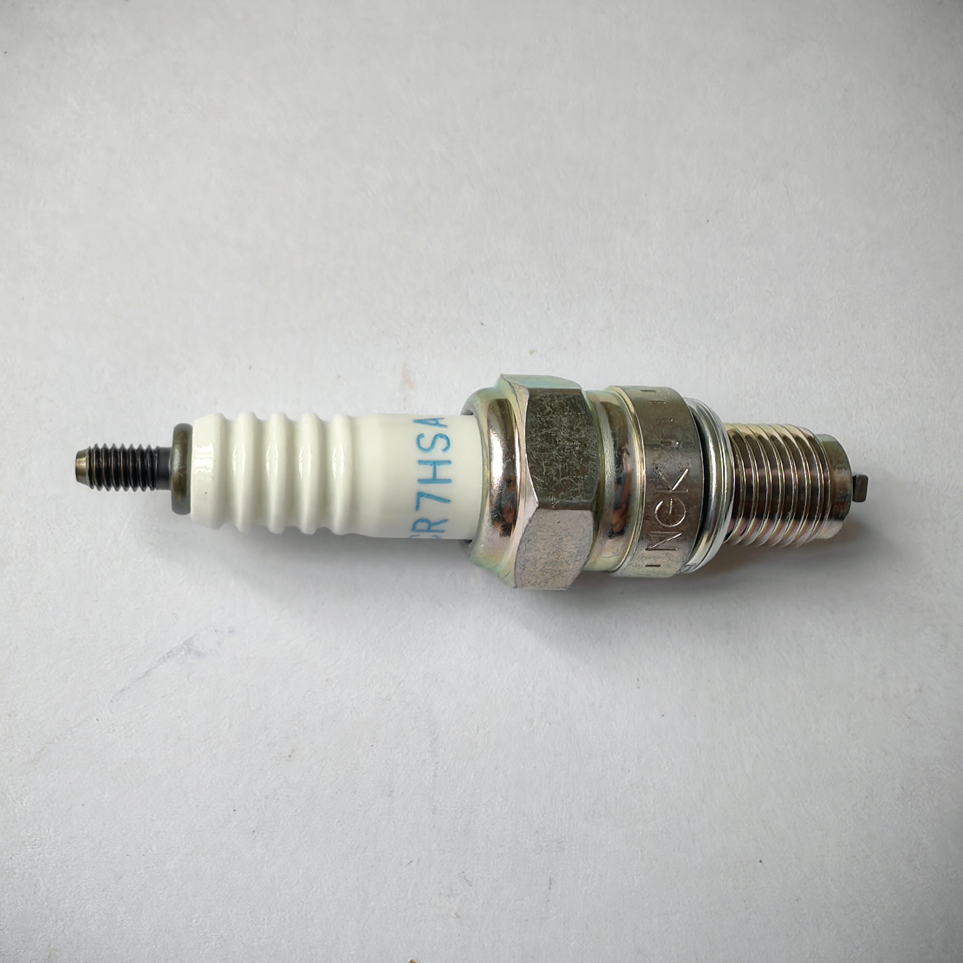 Original NGK Bujia Motor Ignition Spark Plugs CR7HSA for Honda CRF100F/SCV100 Lead/XR100R/EX 100CC Model CBR New Condition