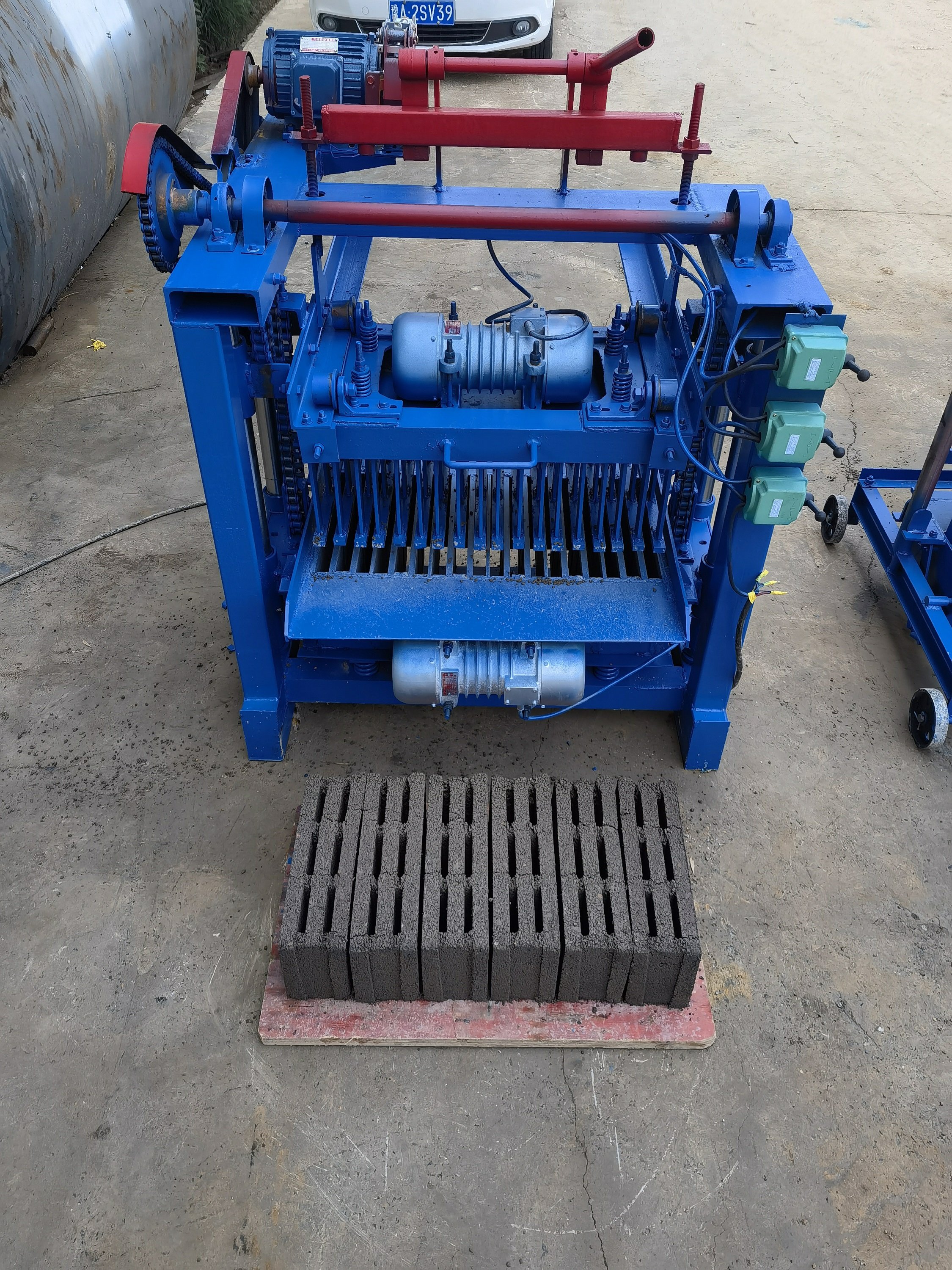 Manufacturing Machines for Small Business Ideas KM4-35 Semi-automatic Concrete Block Molding Machine Producing Solid Blocks