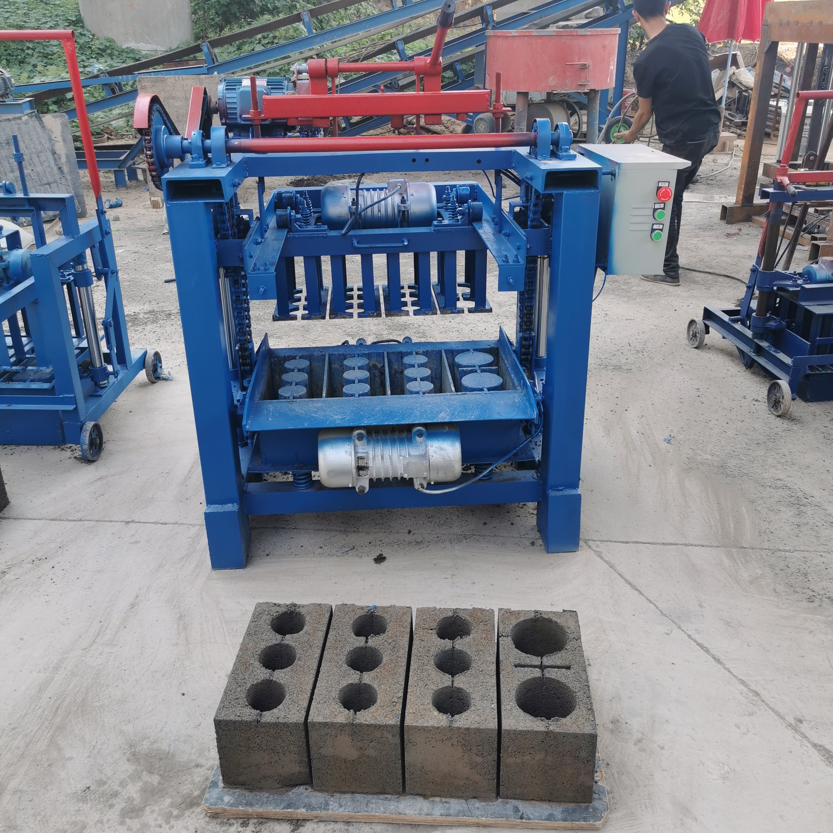 Manufacturing Machines for Small Business Ideas KM4-35 Semi-automatic Concrete Block Molding Machine Producing Solid Blocks