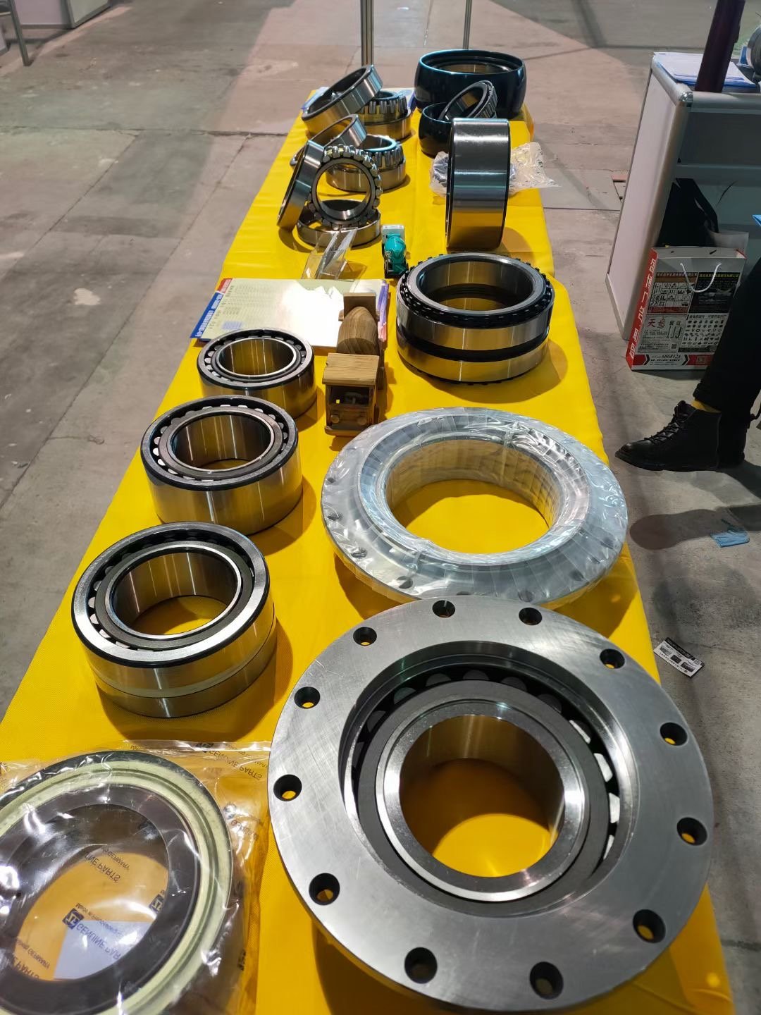 LQ15V00007S077 Final Drive Bearing for Kobelco / New Holland Excavators Truck Parts Floating Seal Fit for Kobelco